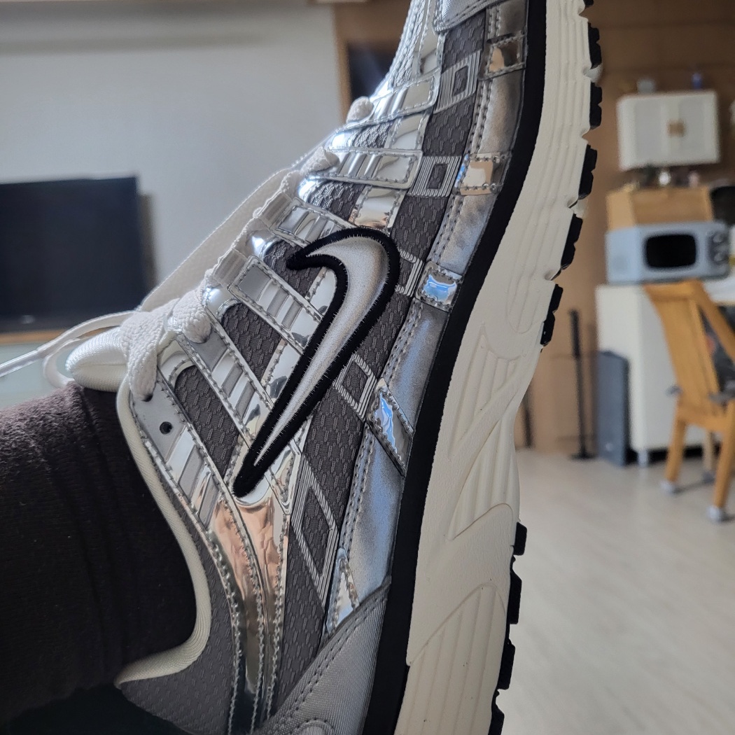 Nike P-6000 Metallic Silver 착용 스타일