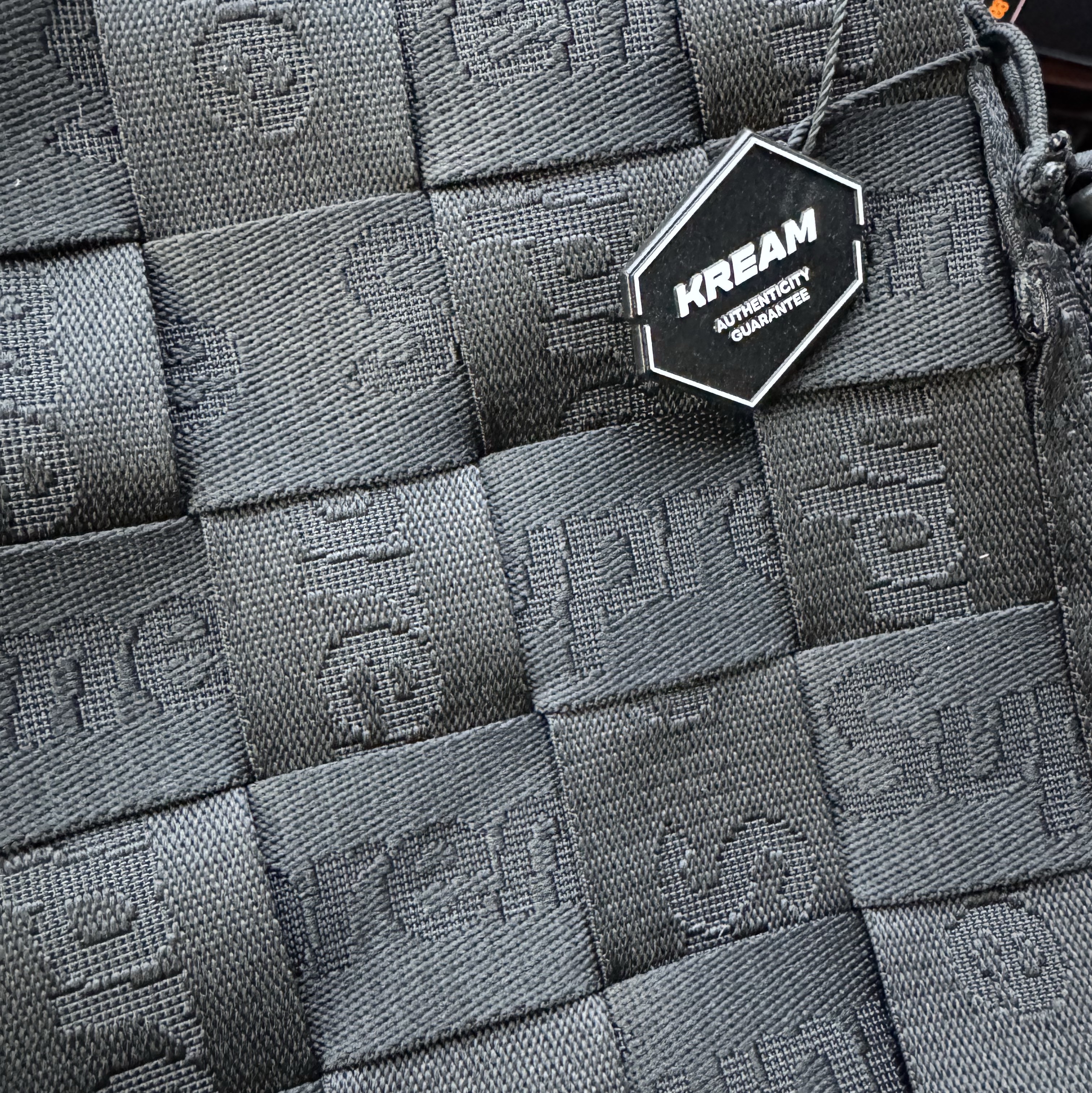 Supreme Woven Shoulder Bag Black - 23SS 착용 스타일 - 2