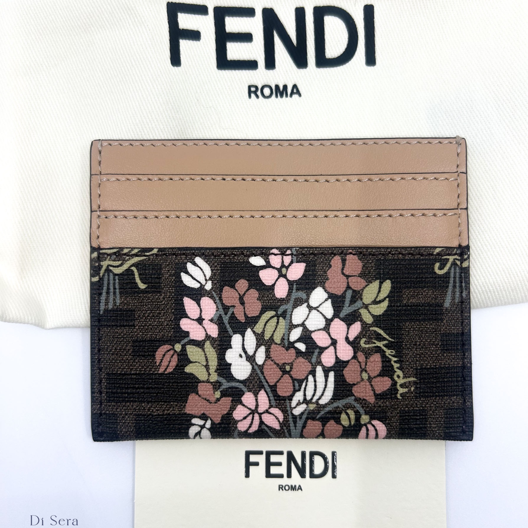 Fendi Roma Card Case Brown 착용 스타일 - 2