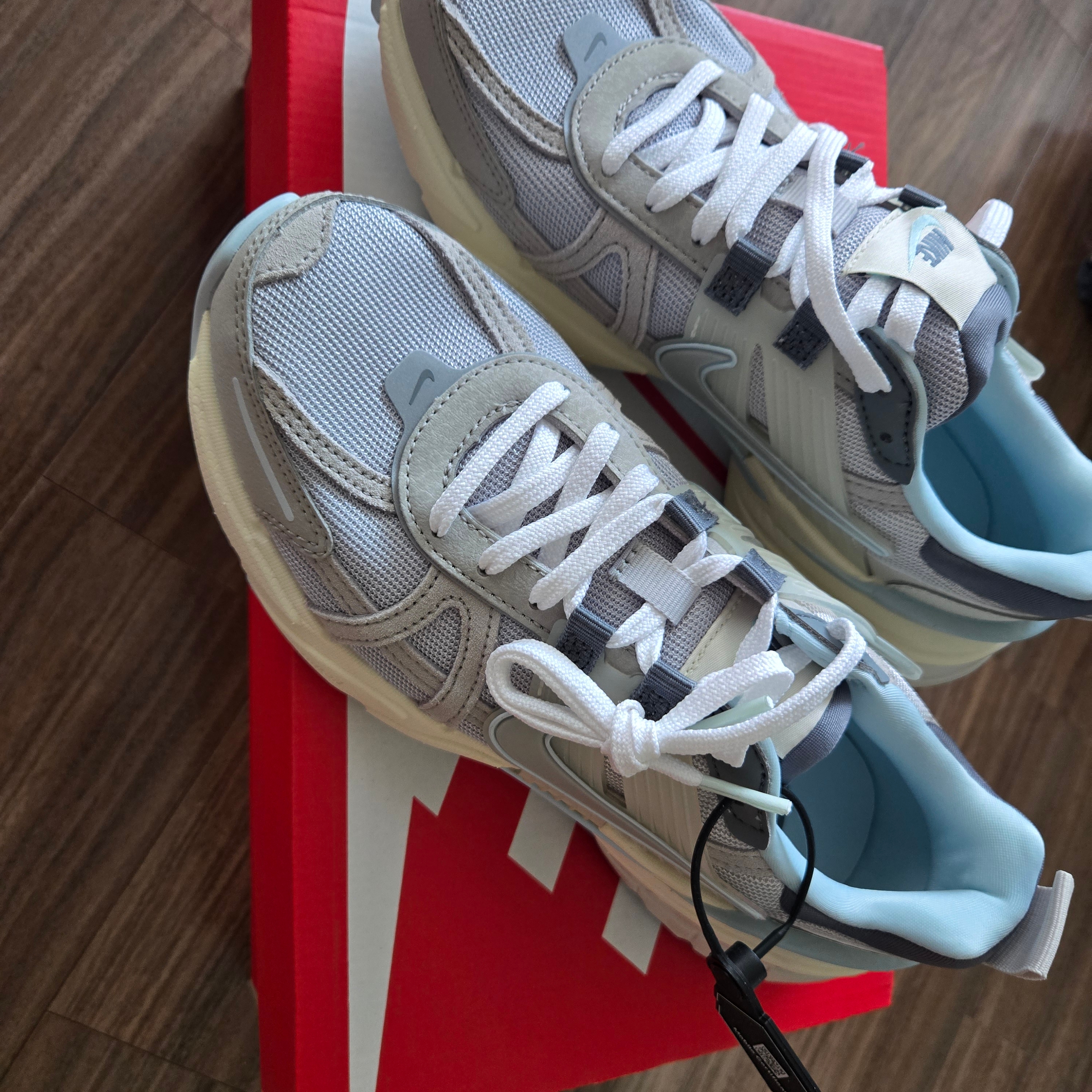Nike V2K Run Light Bone Metallic Platinum 착용 스타일 - 1