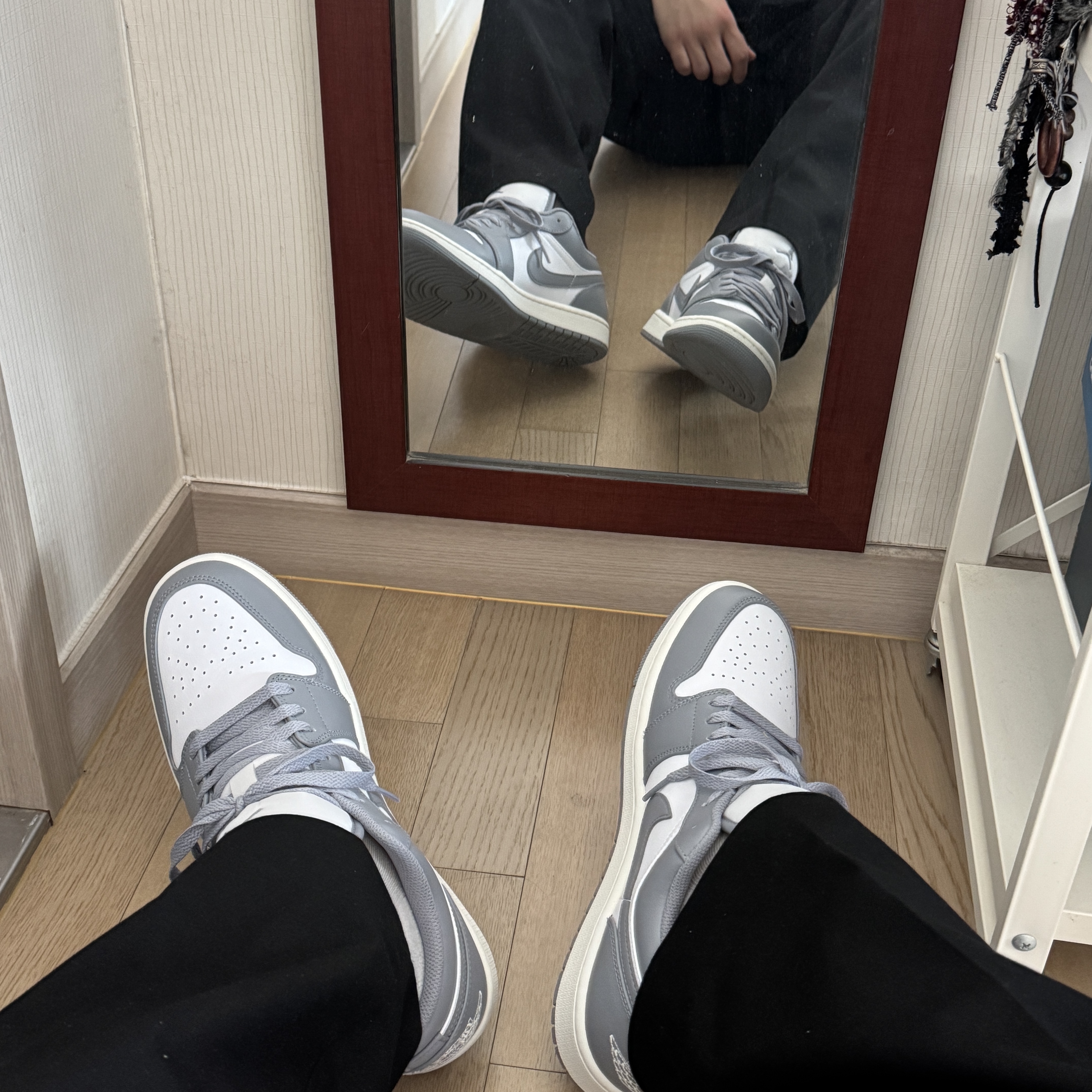 Jordan 1 Low Stealth and White 착용 스타일 - 2