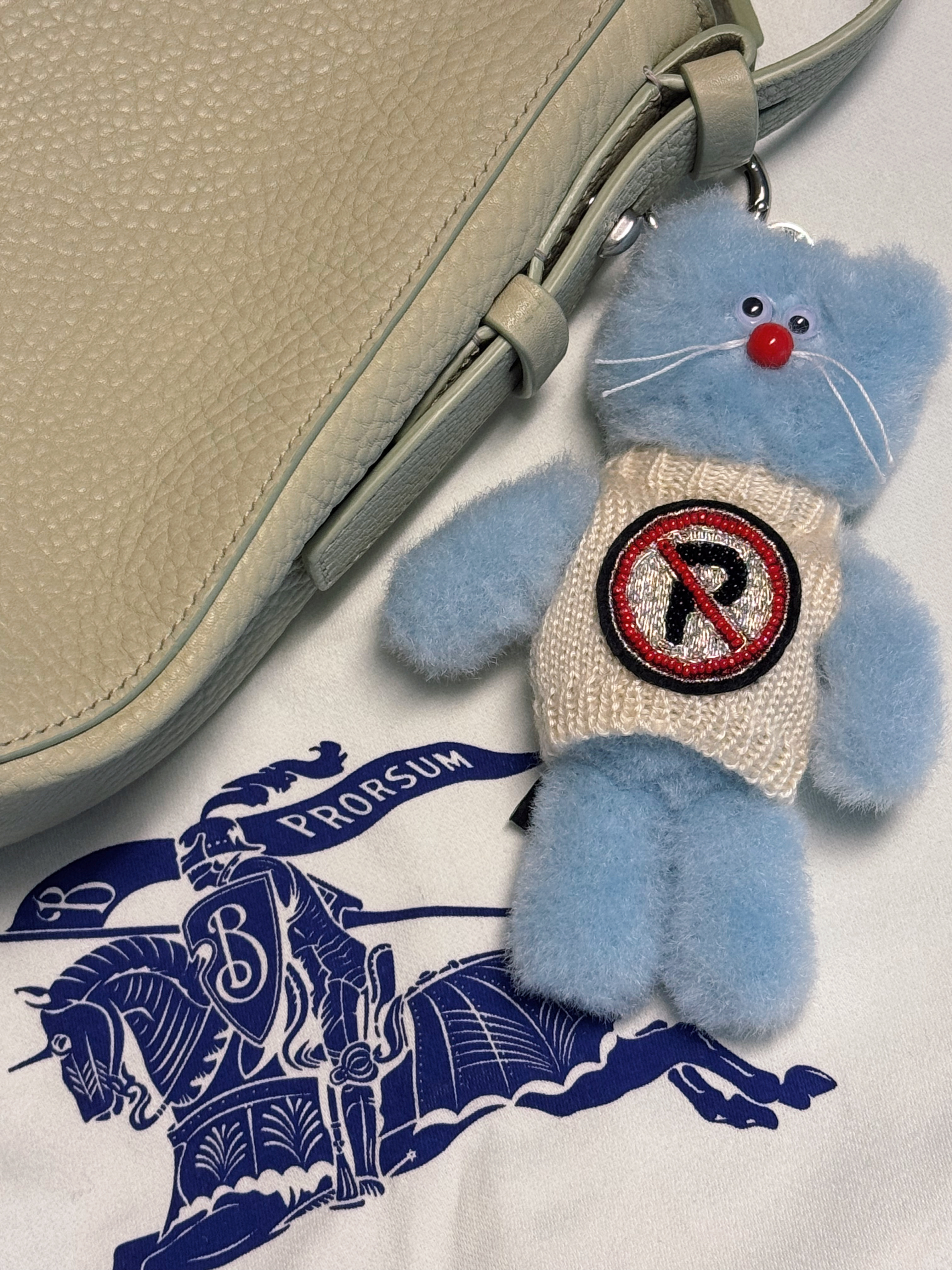 Monamhee x Peaceminusone Syhee Plush Keyring 착용 스타일 - 1
