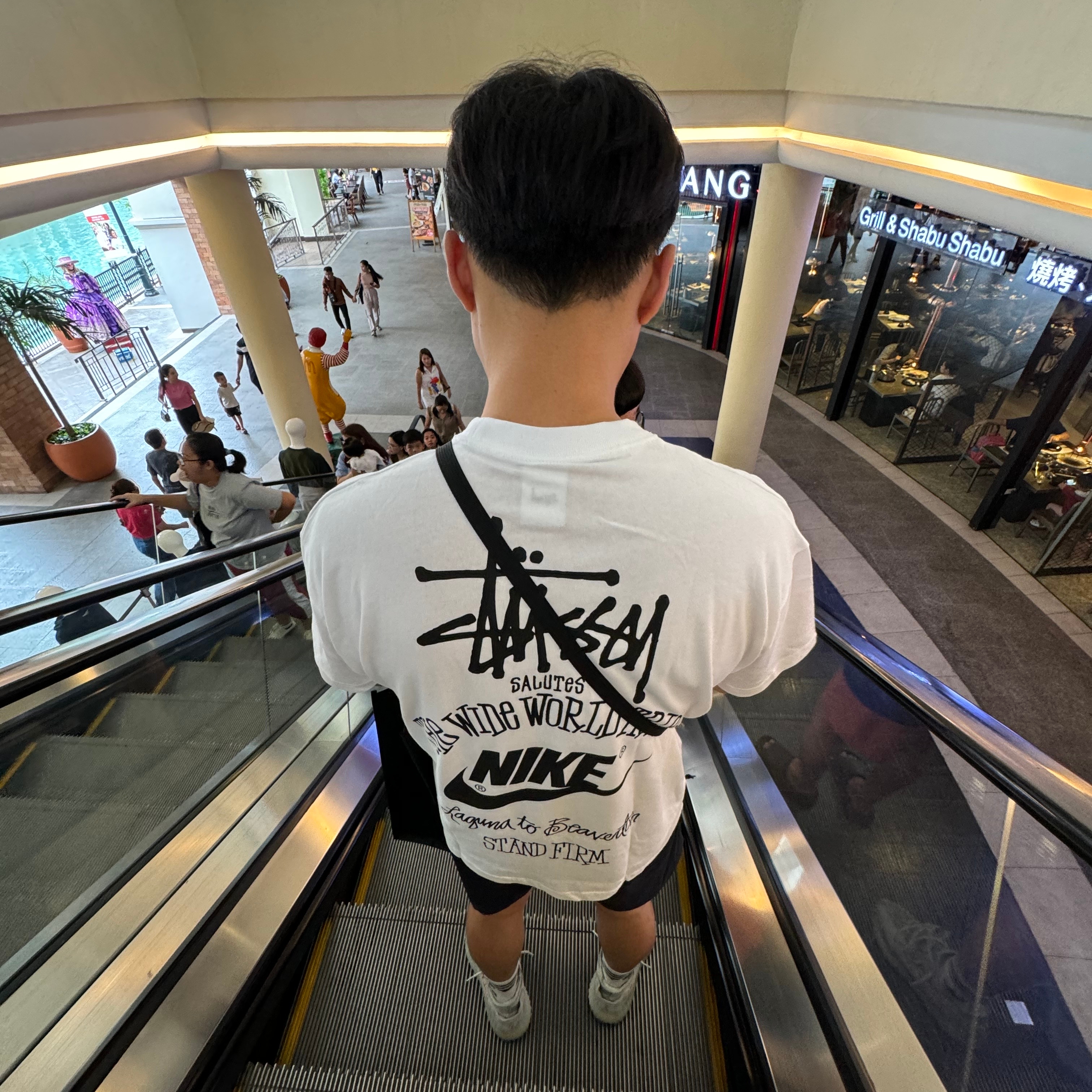 Adidas Yeezy Boost 350 V2 Blue Tint 2017, Nike x Stussy T-Shirt White (DV1774-100) 착용 스타일 - 3