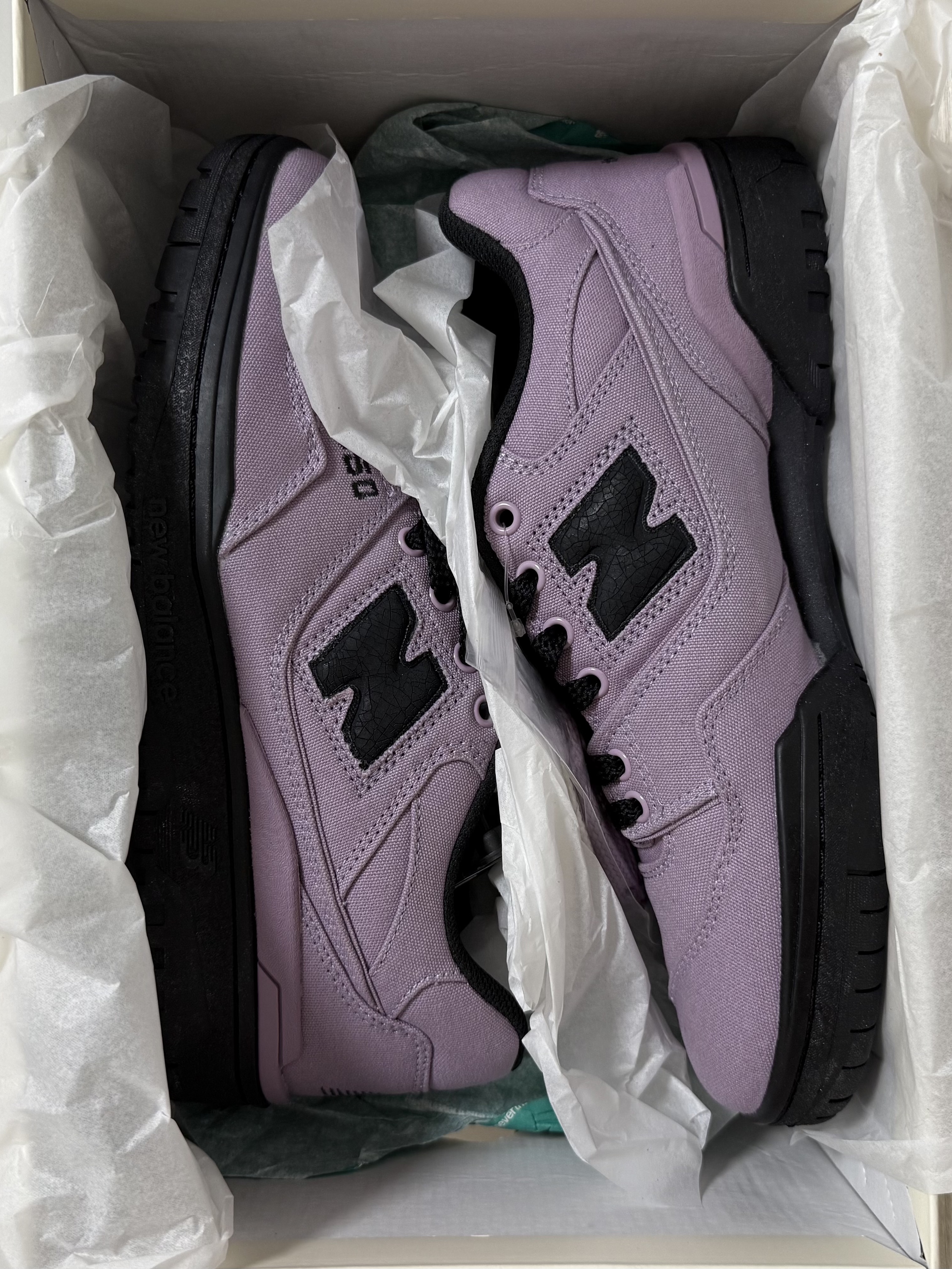 New Balance x Thisisneverthat 550 Lavender Black, Porter Tanker 2Way Briefcase Black 착용 스타일 - 1