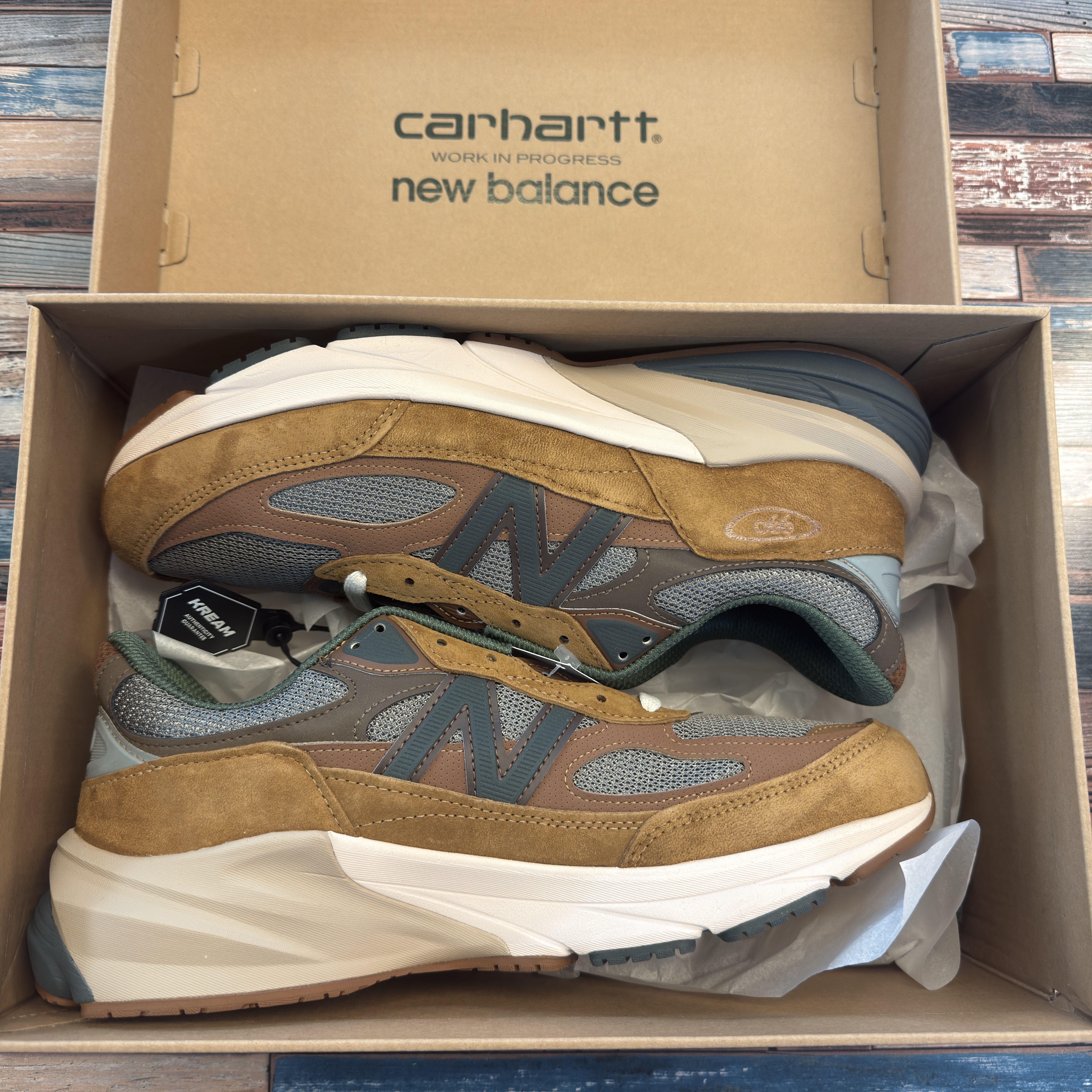 New Balance x Carhartt WIP 990v6 Made in USA Hamilton Brown Military Green 착용 스타일 - 1