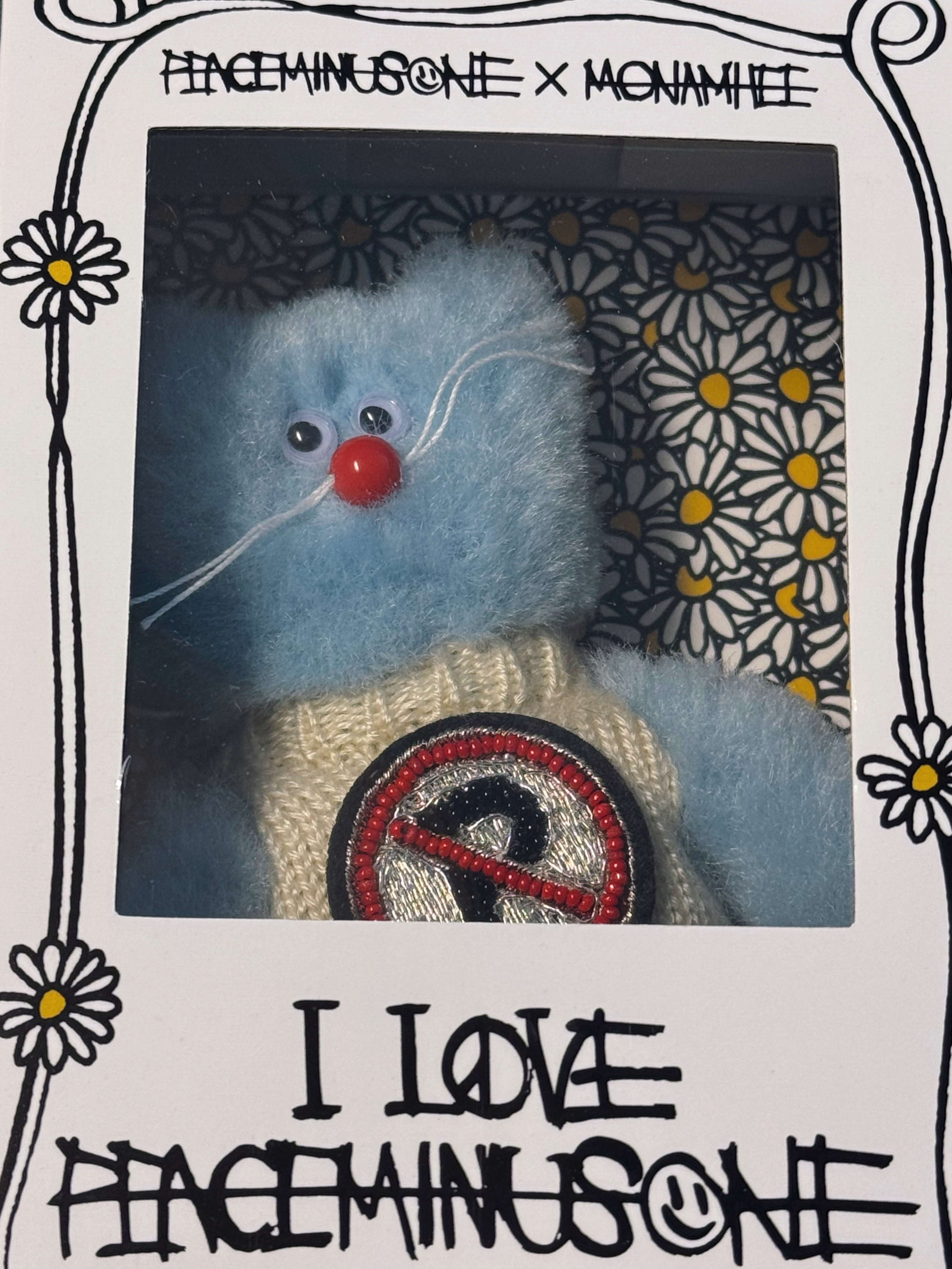 Monamhee x Peaceminusone Syhee Plush Keyring 착용 스타일 - 2