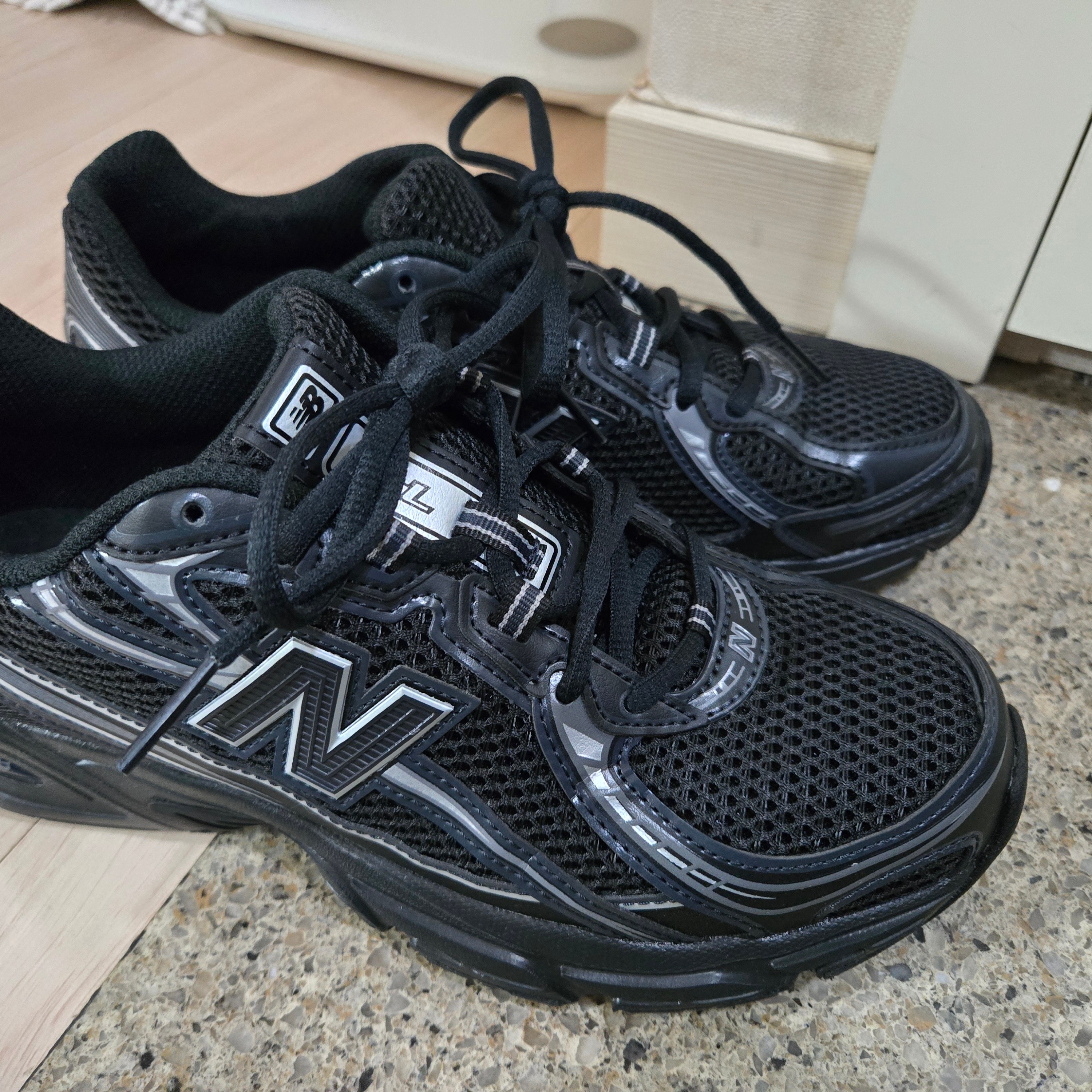 New Balance 740v2 Black Silver Metallic 착용 스타일