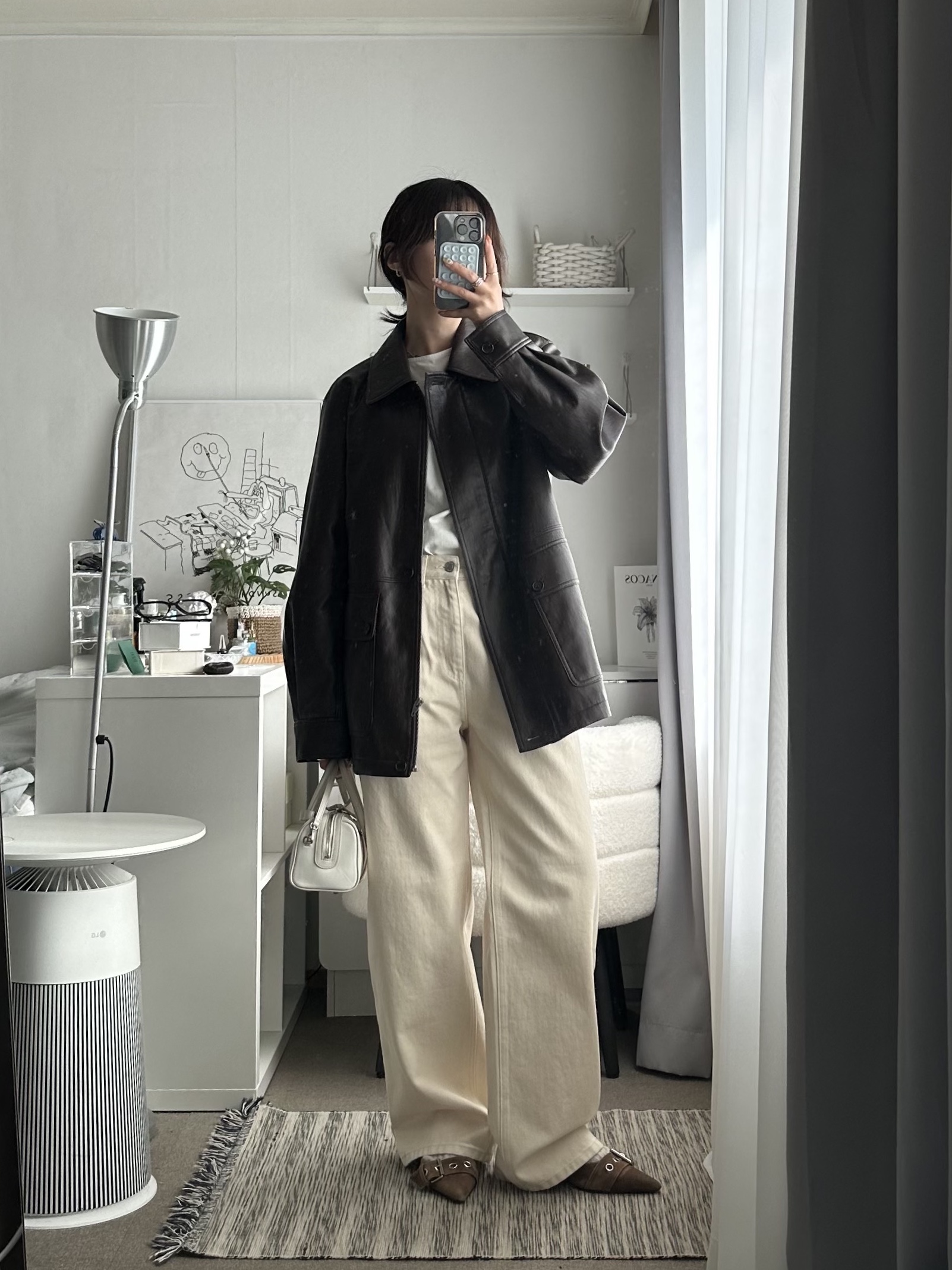 APOA Rueda Mini Bag Off White 착용 스타일 - 1