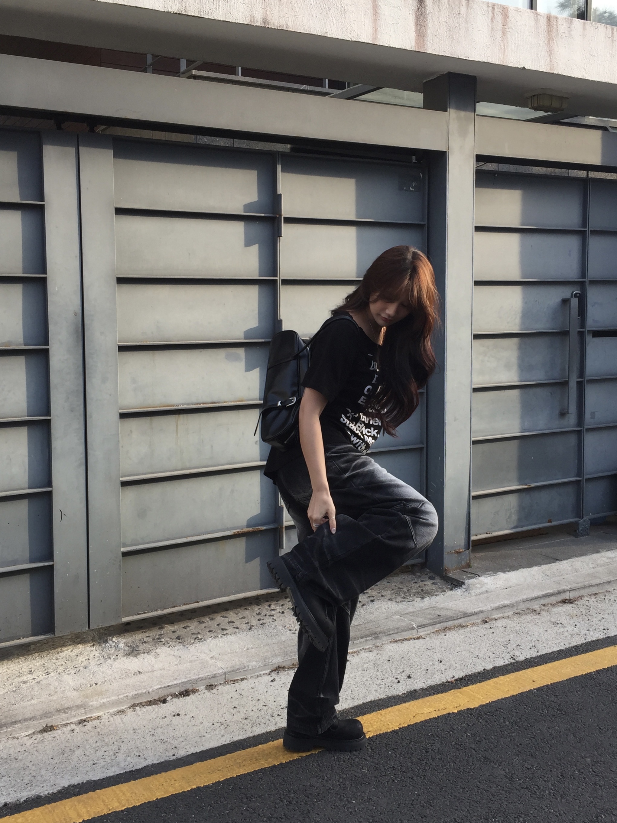 BLR Embossed Wave Washing Wide Denim Pants Black 착용 스타일 - 2