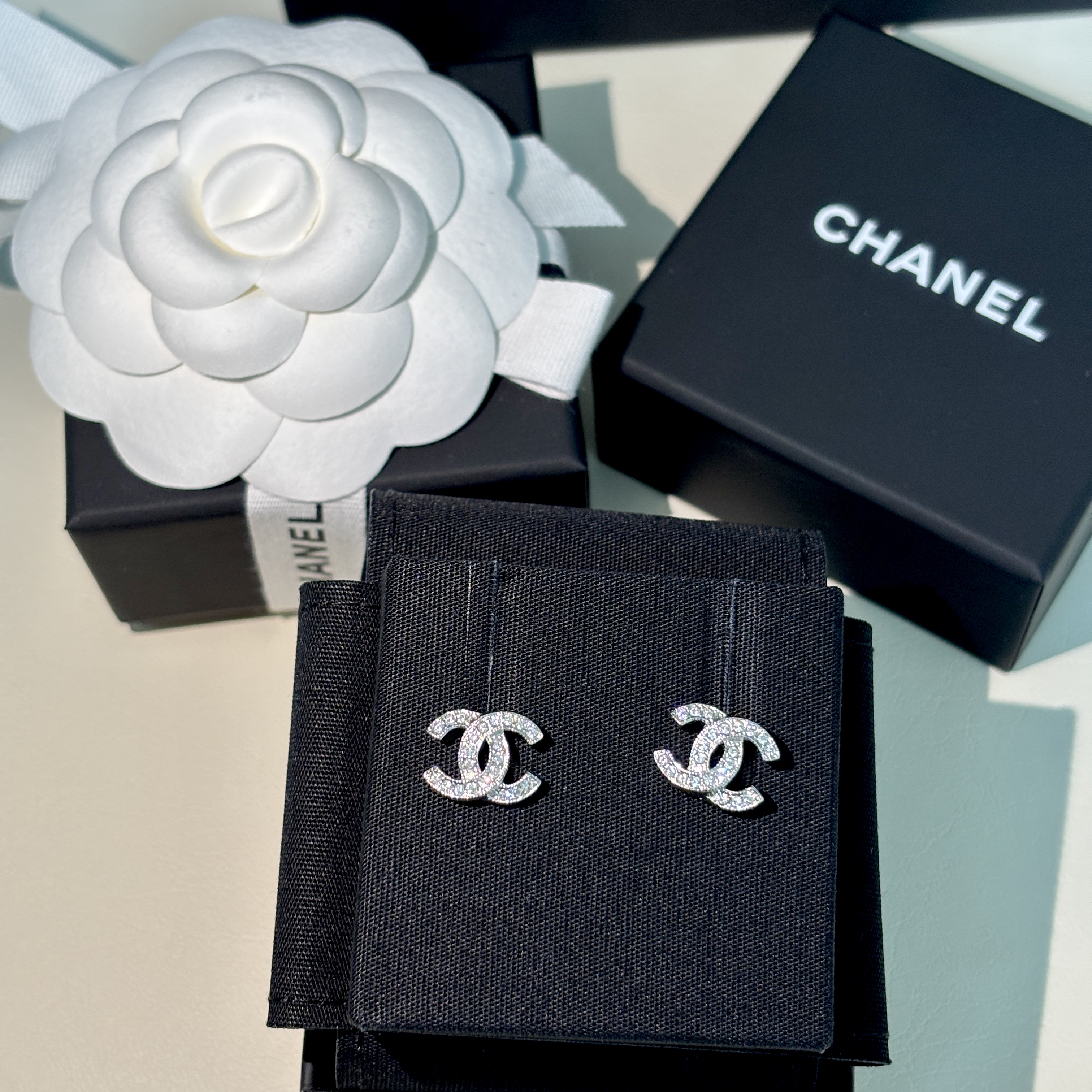 (W) Chanel Earrings Metal Strass & Silver Crystal 착용 스타일