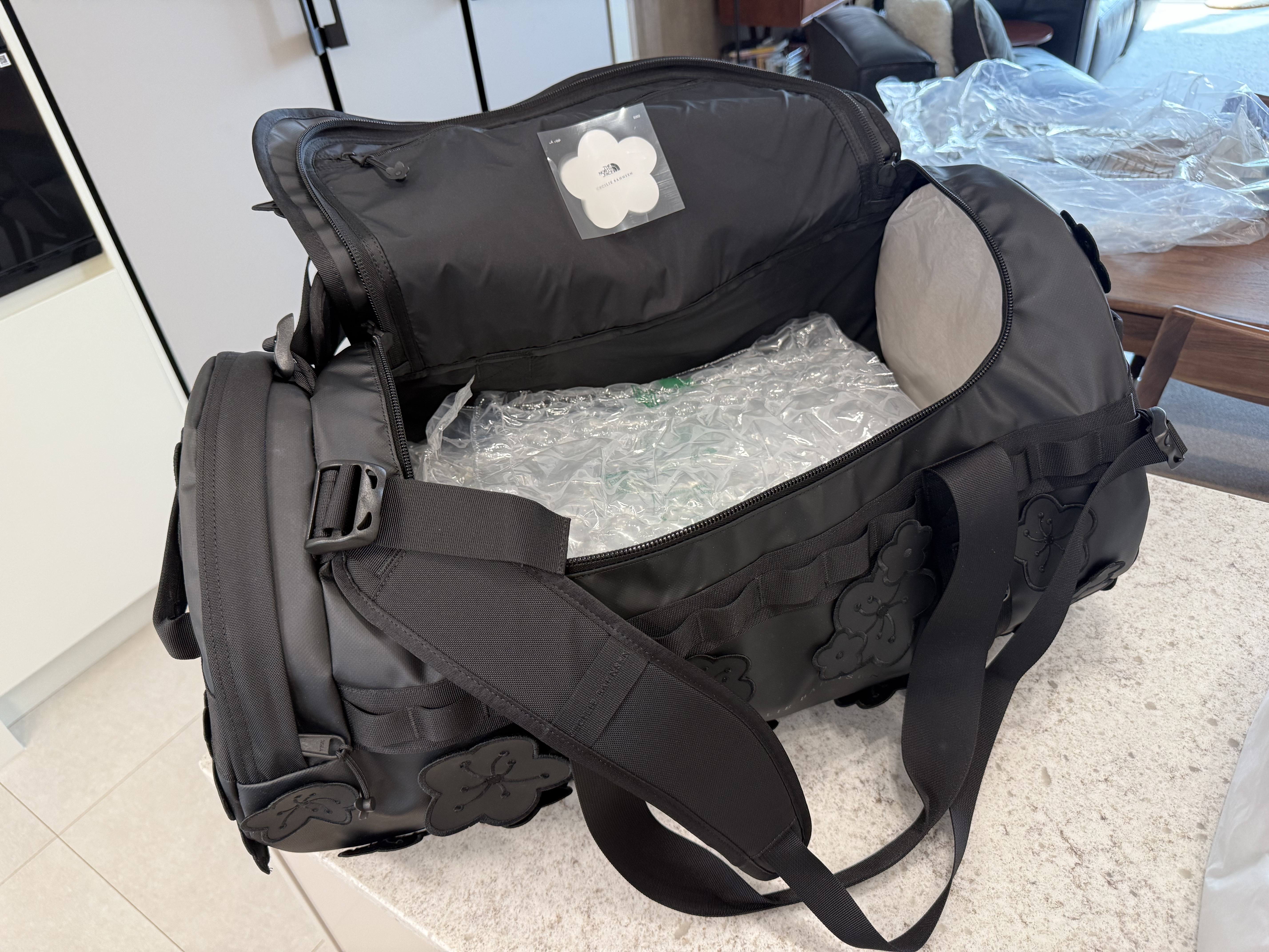 The North Face x Cecilie Bahnsen Base Camp Duffle M Black 착용 스타일 - 3