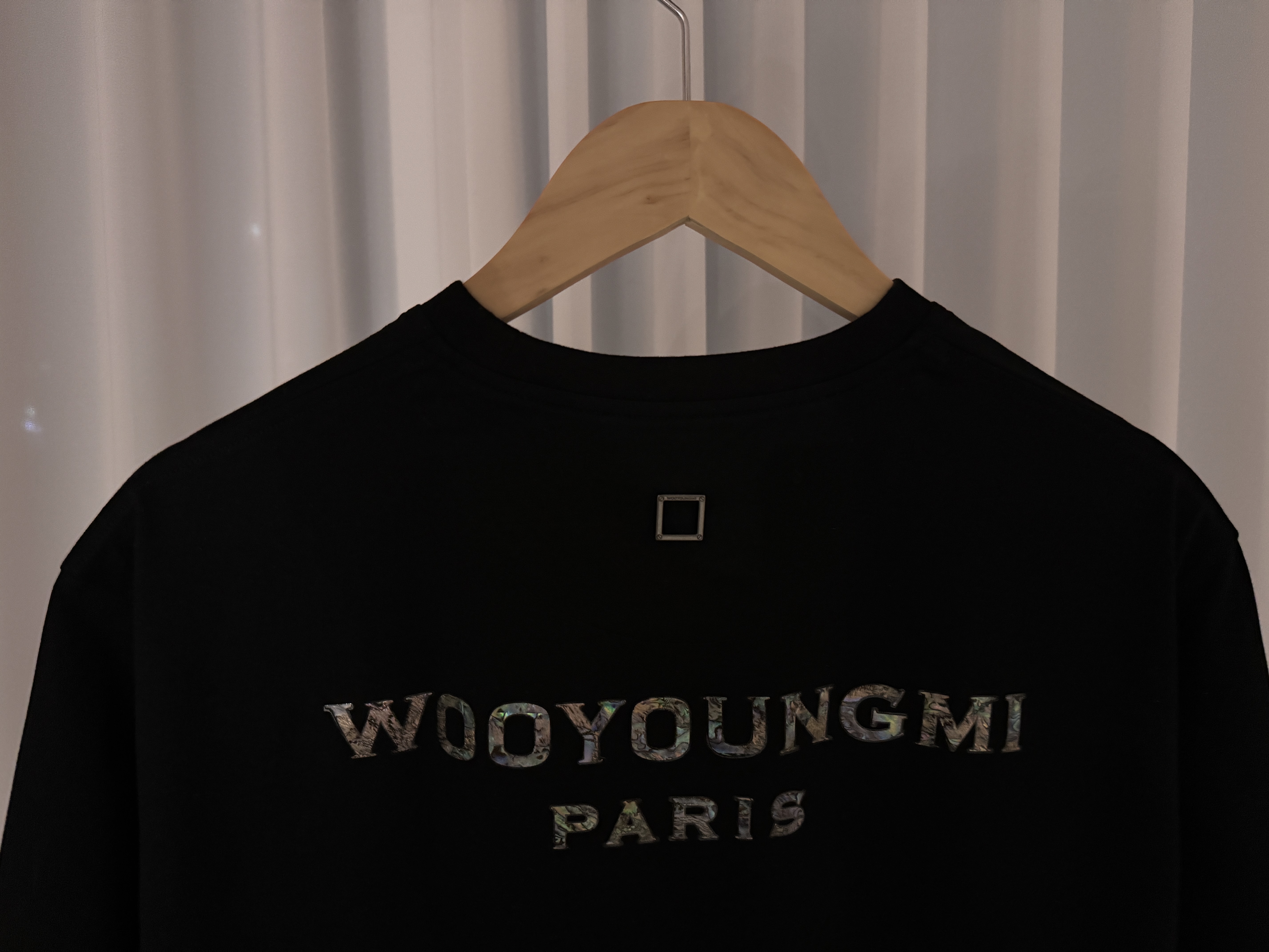 Wooyoungmi Mother of Pearl Back Logo T-Shirt Black - 25SS 착용 스타일 - 1