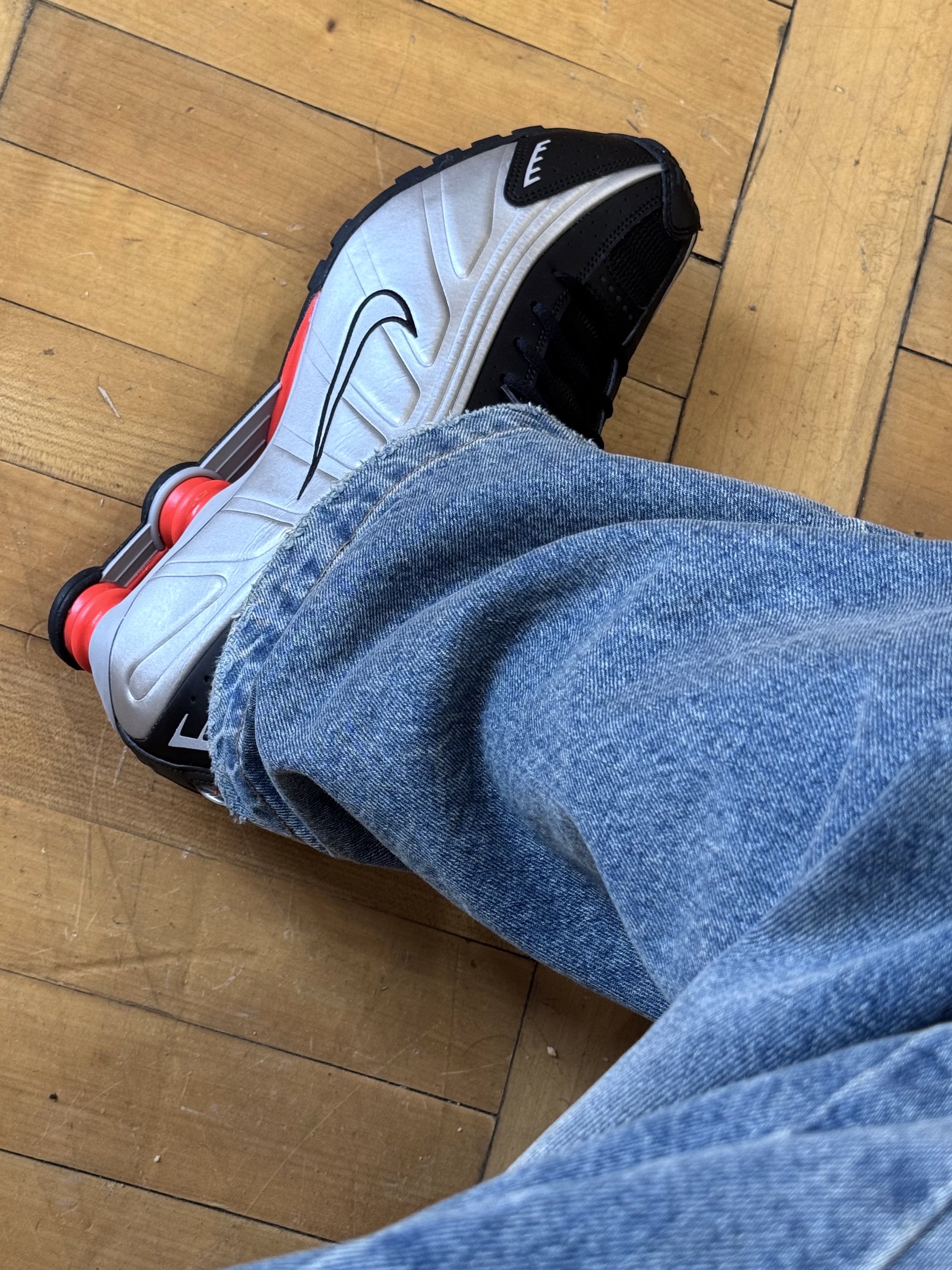 Nike Shox R4 Metallic Silver Red, Nike Shox R4 Black and Metallic Silver ์ฐฉ์ฉ ์คํ์ผ - 2