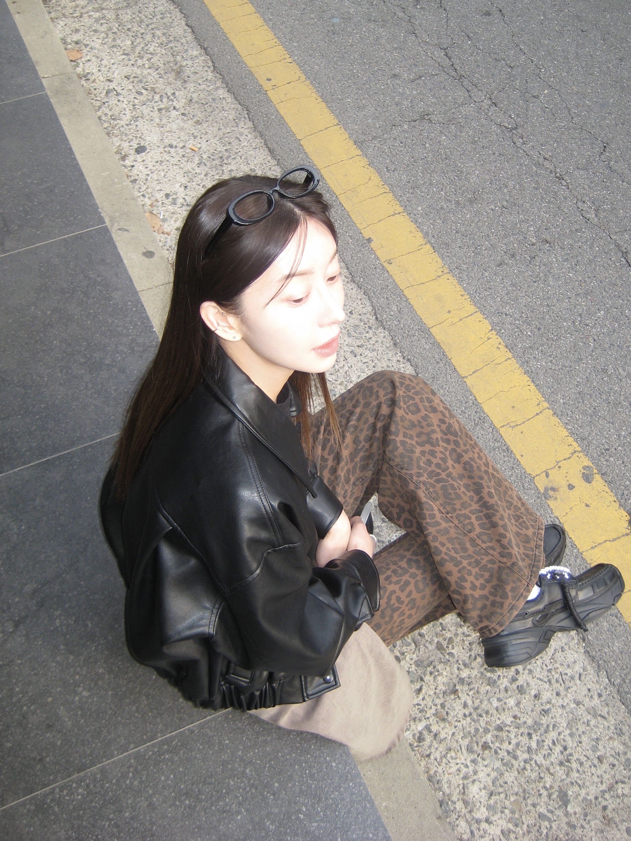 Dr. Martens 1461 Smooth Black, Miu Miu Leather Large Hobo Bag Black 착용 스타일 - 7