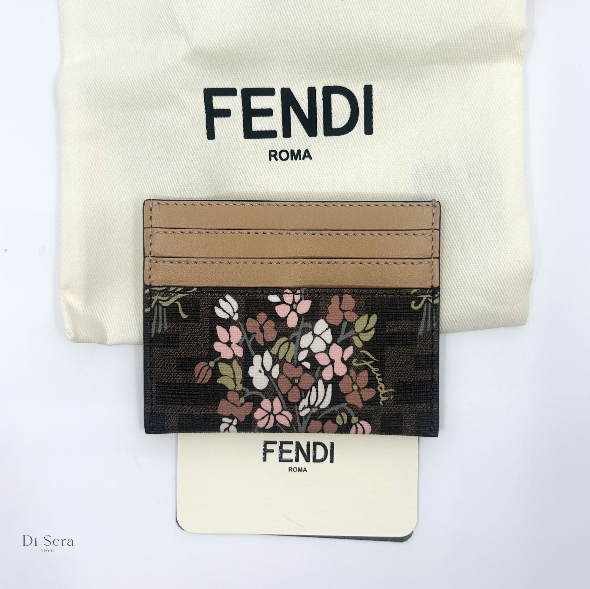Fendi Roma Card Case Brown 착용 스타일 - 3