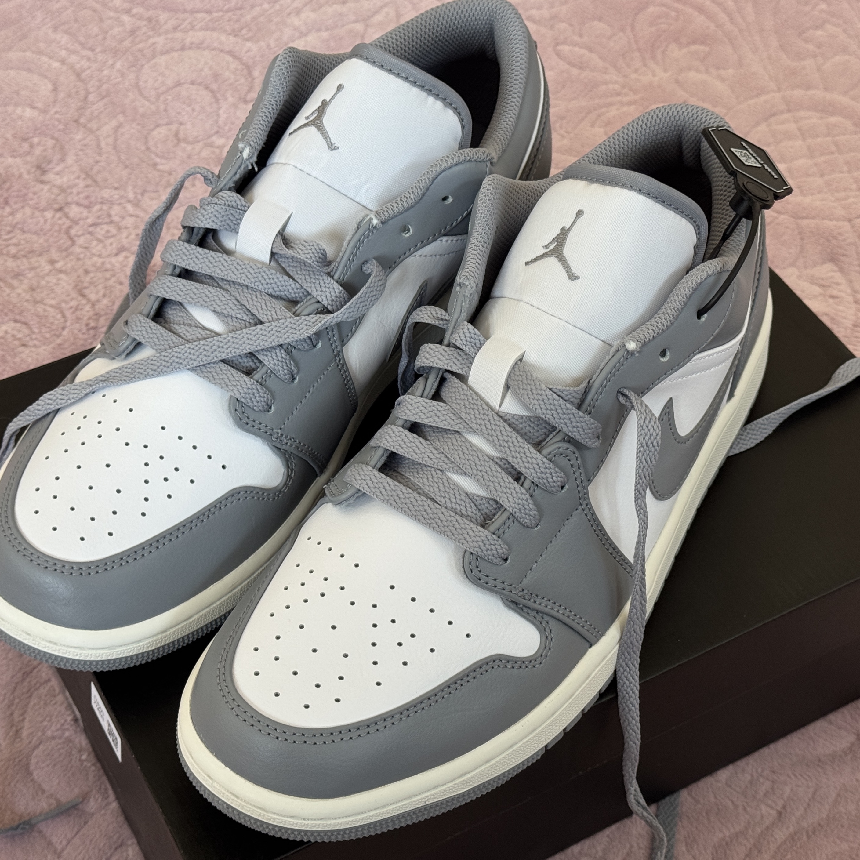 Jordan 1 Low Stealth and White 착용 스타일 - 3