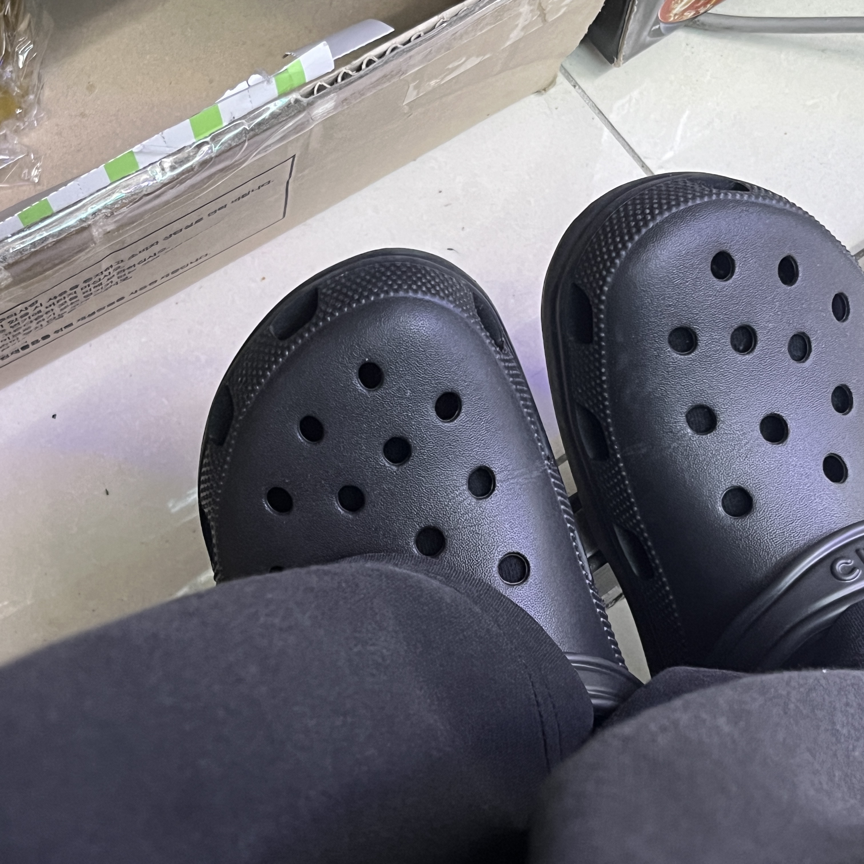 Crocs Classic Clog Black 착용 스타일
