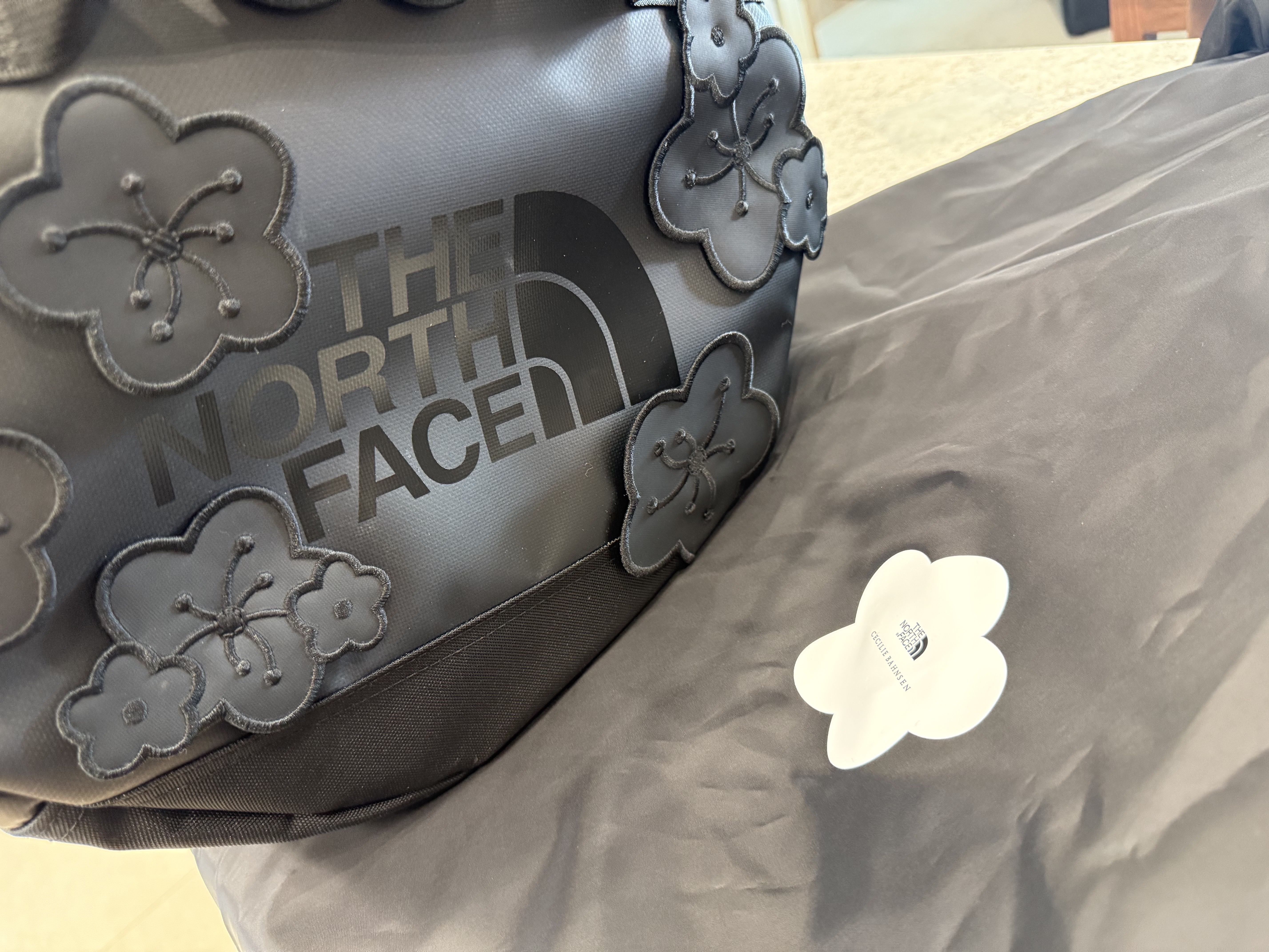 The North Face x Cecilie Bahnsen Base Camp Duffle M Black 착용 스타일 - 9