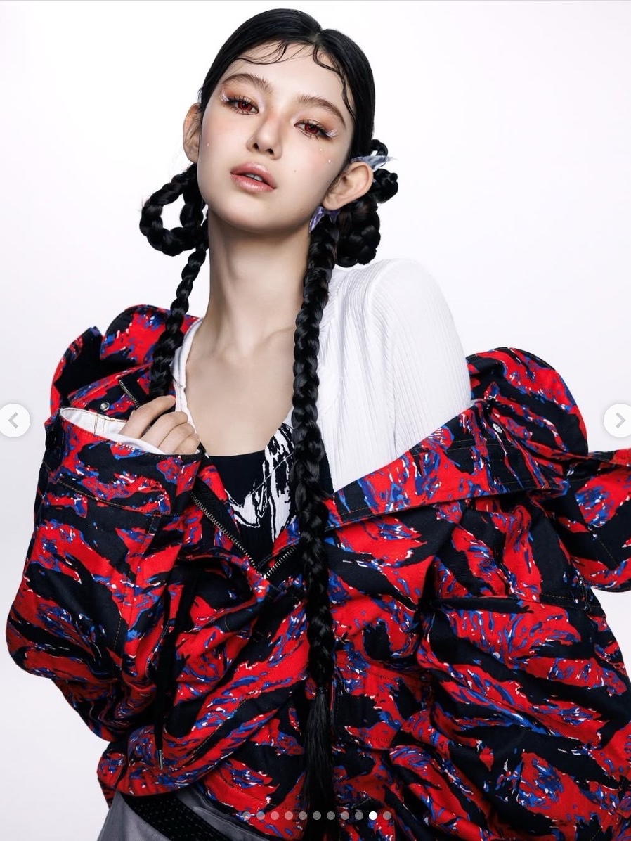 [KREAM 단독] Bonnae Women Collar Graphic Top Black 착용 스타일