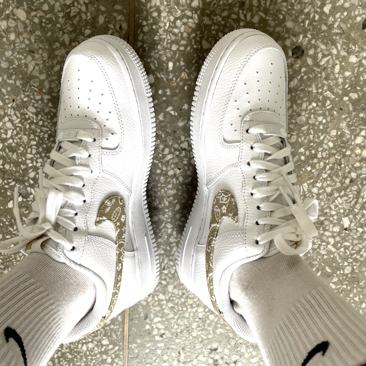 (W) Nike Air Force 1 '07 Essential White Barely 착용 스타일