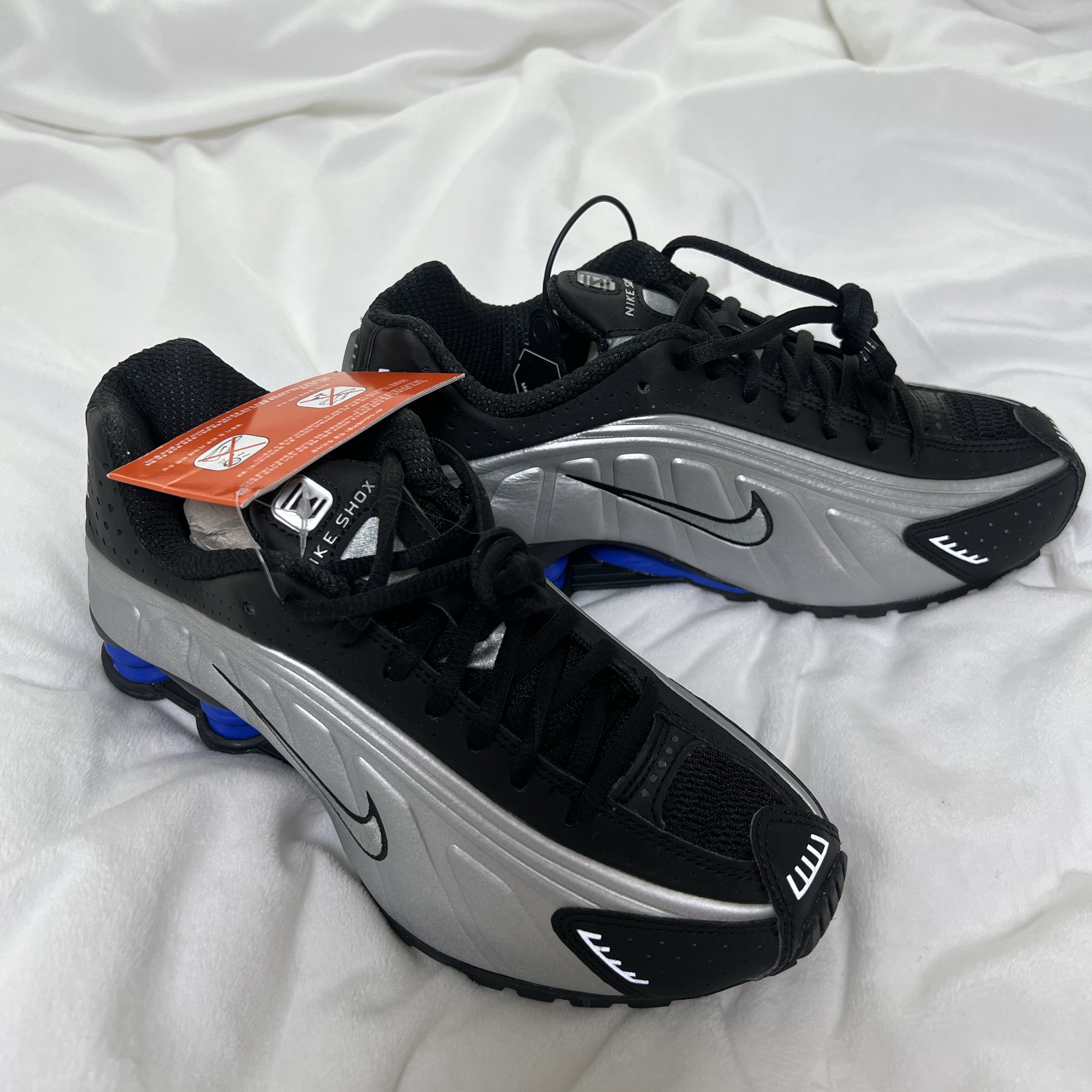 (W) Nike Shox R4 Metallic Silver and Black 착용 스타일 - 3