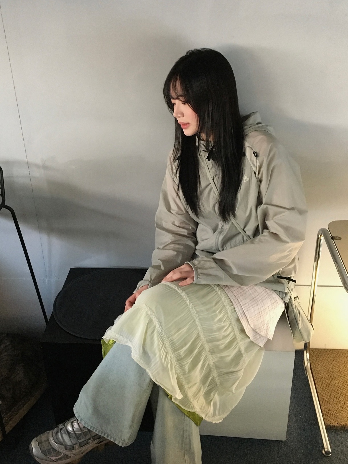 (W) 아식스 x 키코 코스타디노브 x 히스테릭 글래머 젤 퀀텀 코튼 캔디, 산산기어 백팩 자켓 라이트 그레이 - 24SS 착용 스타일 - 1