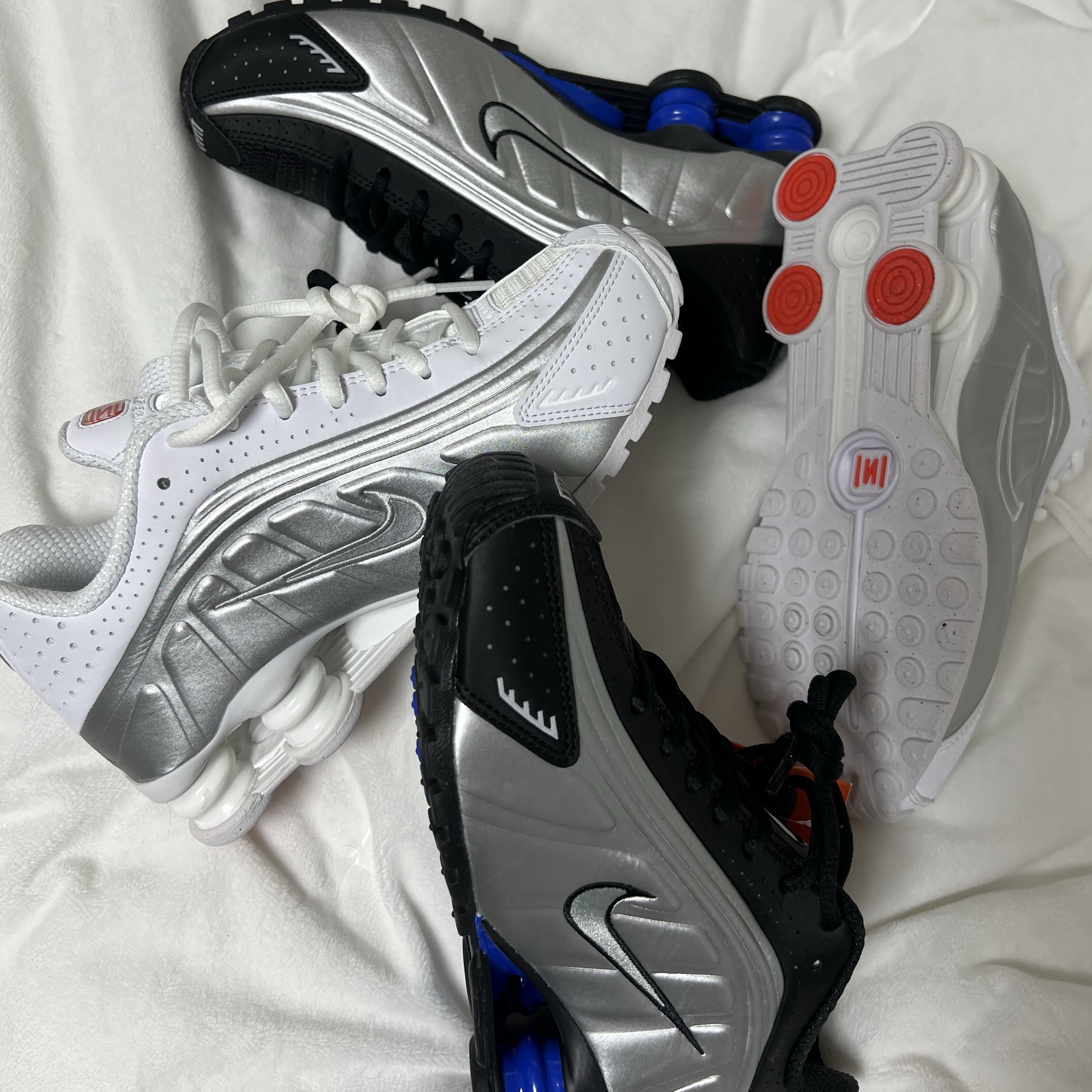 (W) Nike Shox R4 Metallic Silver and Black 착용 스타일 - 5