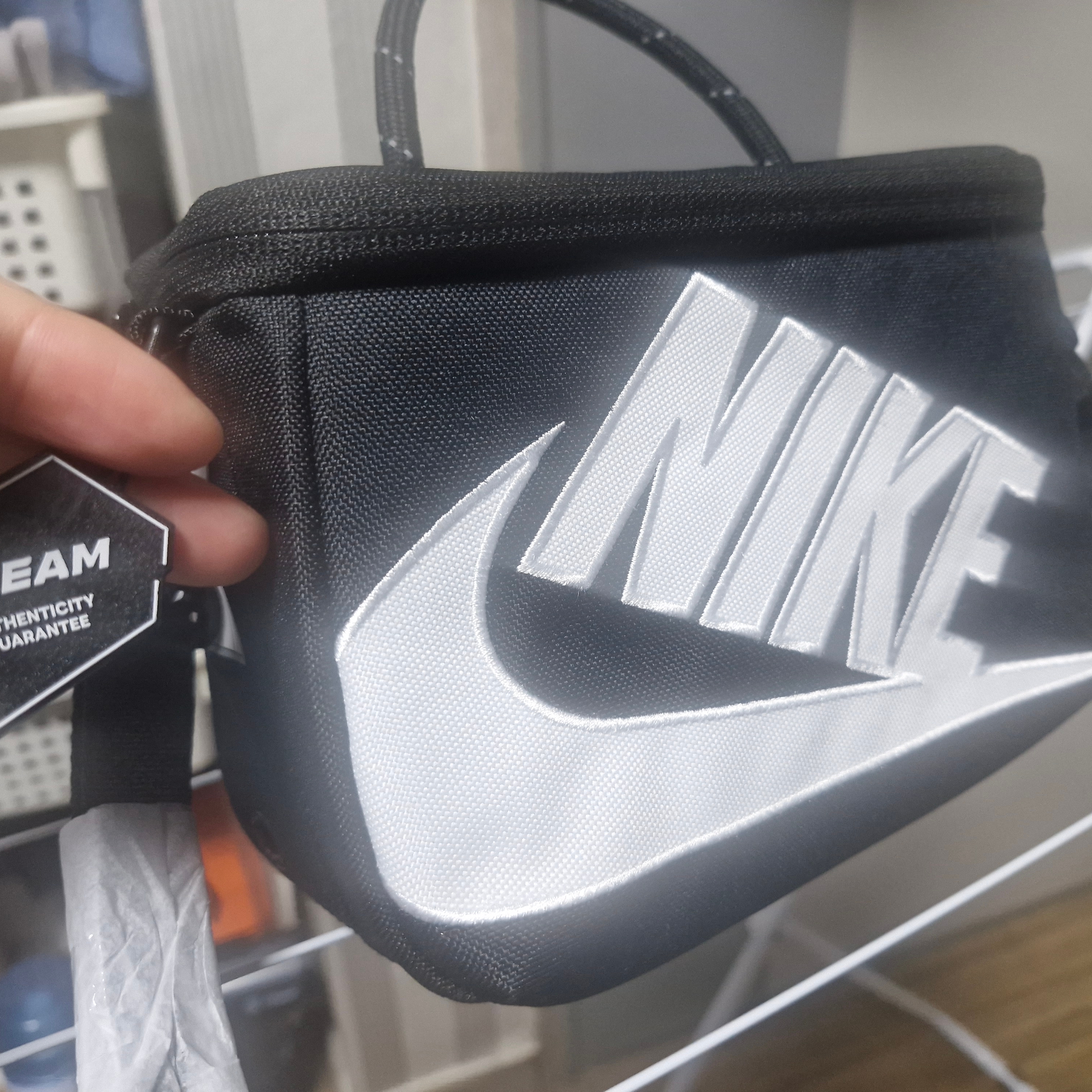 NIke Mini Shoebox Crossbody Bag 3L Black 착용 스타일