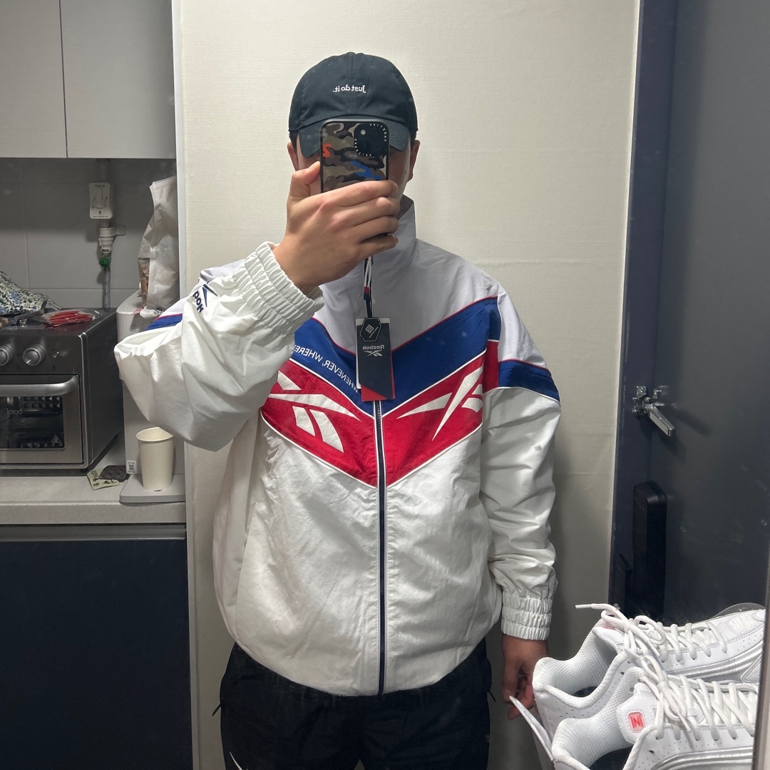 Reebok Twin Vector Windbreaker Off White 착용 스타일
