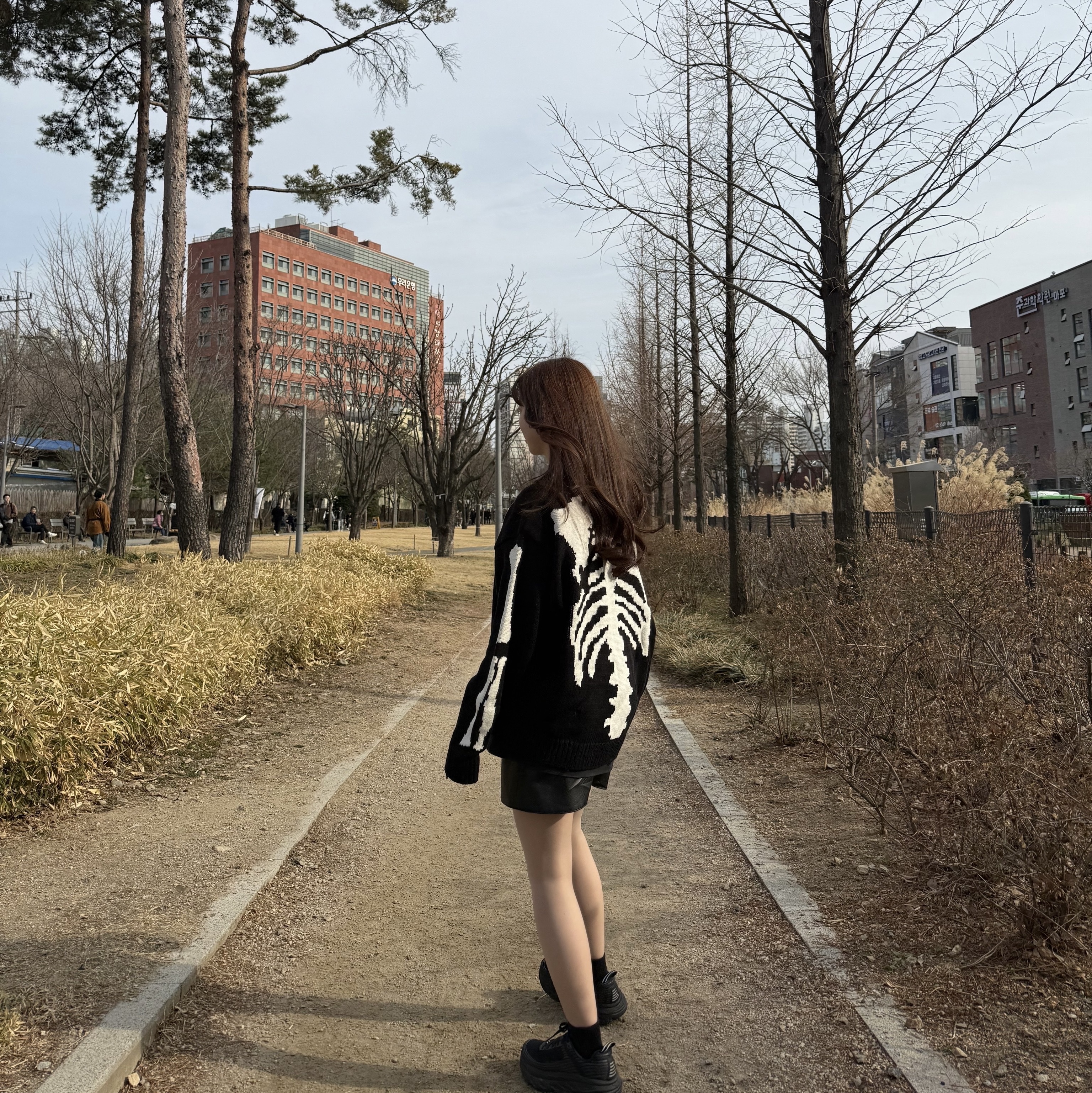 Kapital 5G Cotton Knit Bone Crewneck Sweater Black, (W) Hoka Bondi 6 Black 착용 스타일 - 1