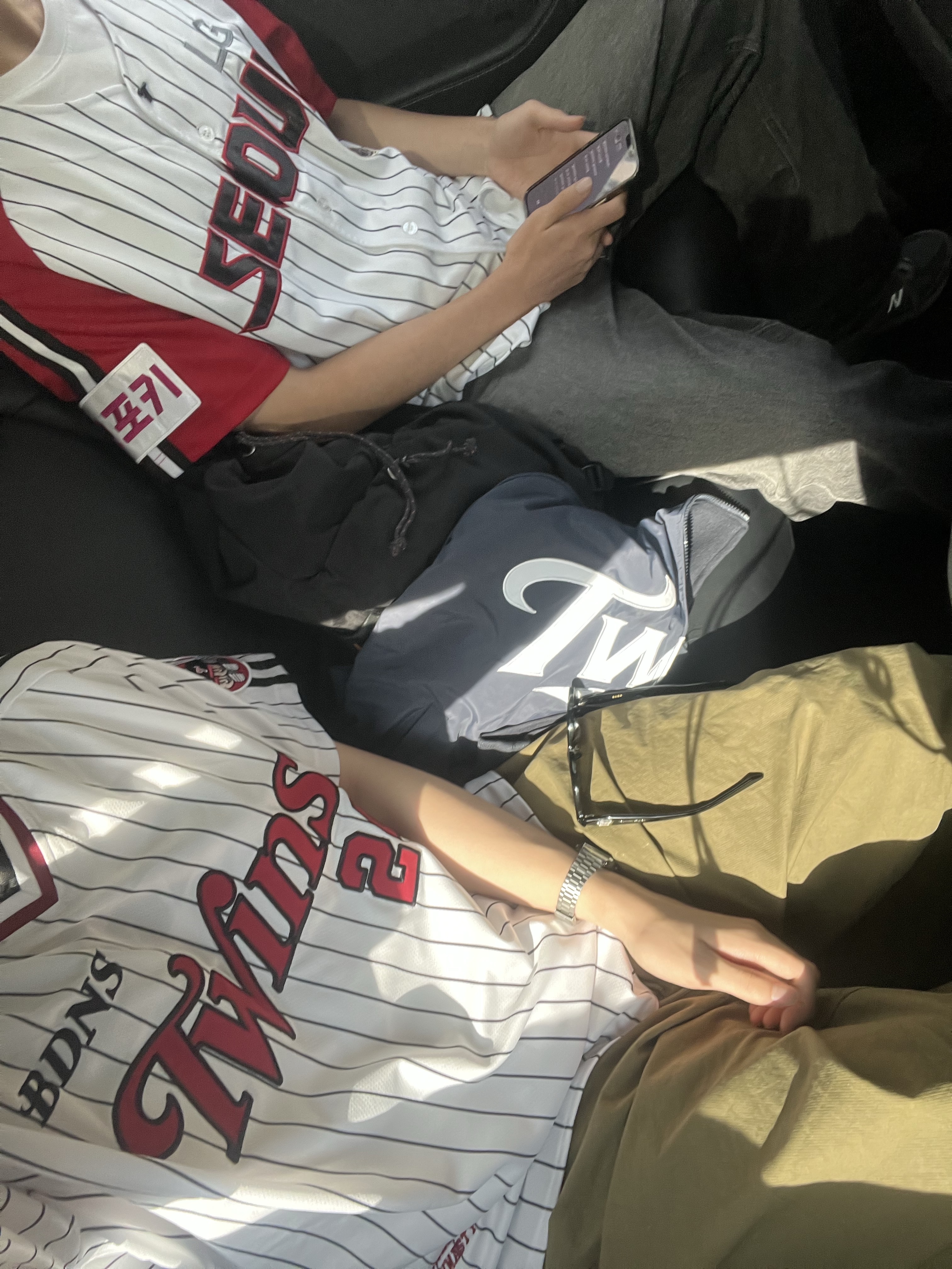 BDNS x LG TWINS Classic Logo Stripe Baseball Jersey White (Non Marking Ver.), BDNS x LG TWINS Dugout Jacket Navy 착용 스타일 - 1