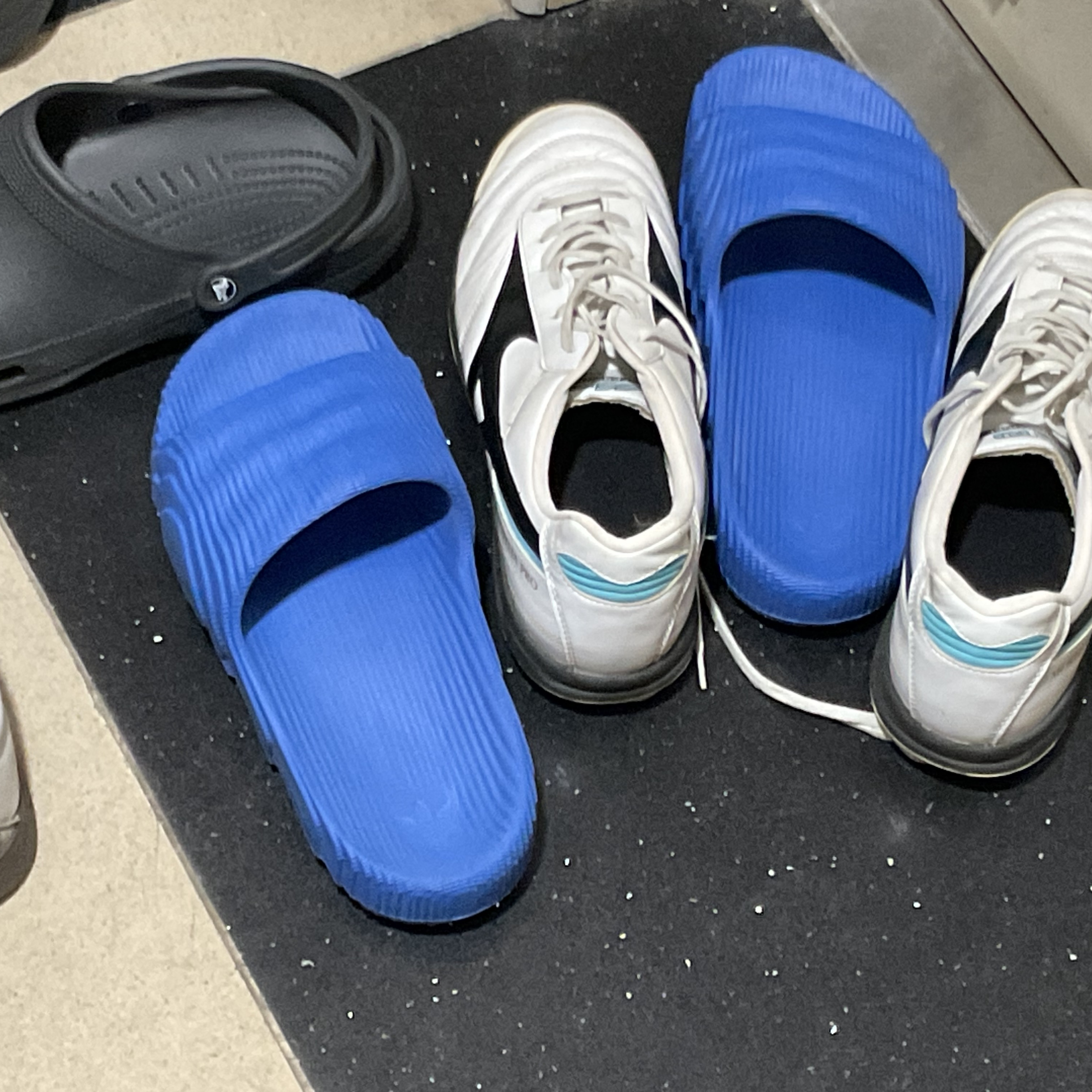 Adidas Adilette 22 Blue Bird 착용 스타일