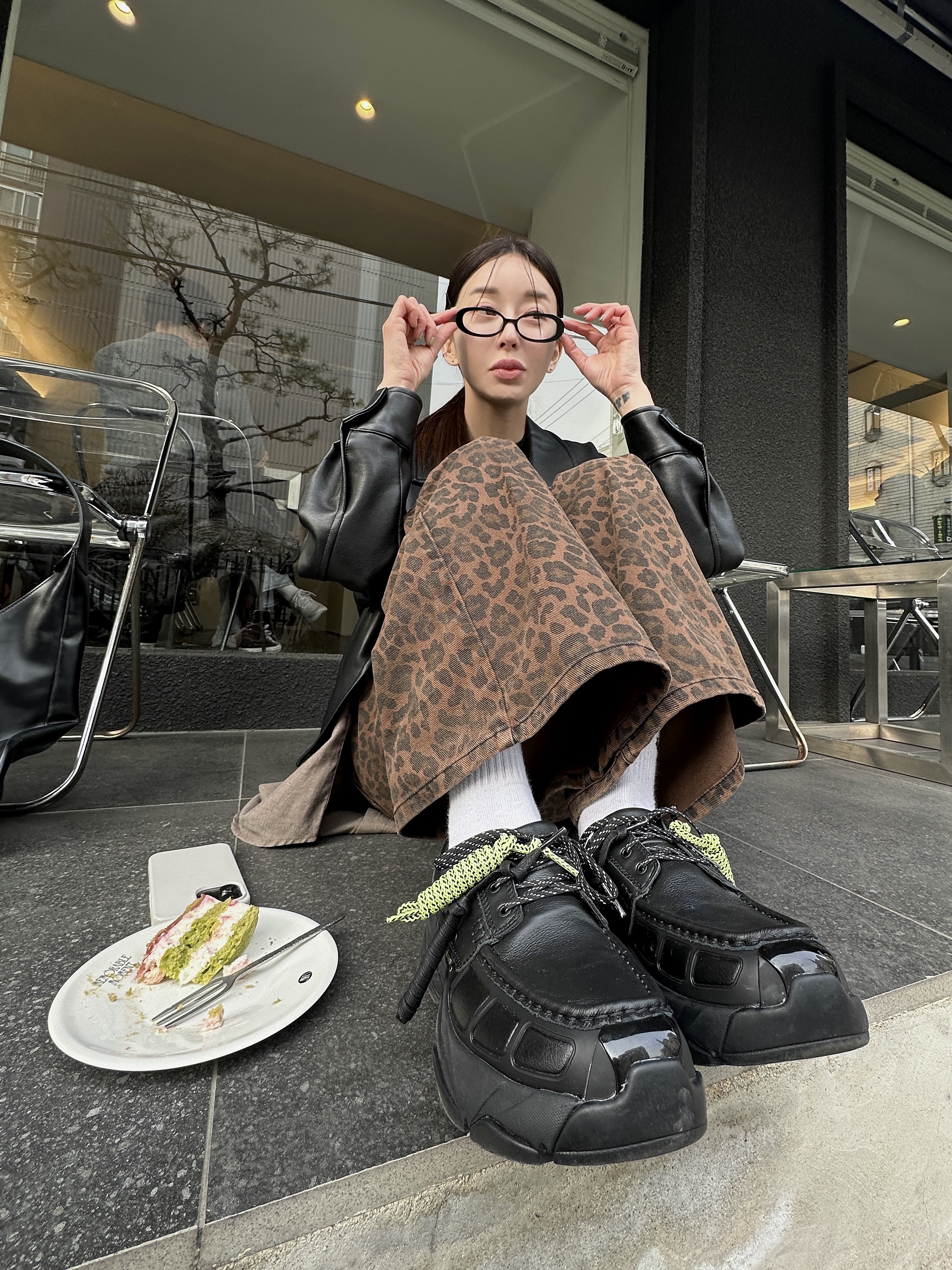 Dr. Martens 1461 Smooth Black, Miu Miu Leather Large Hobo Bag Black 착용 스타일 - 9