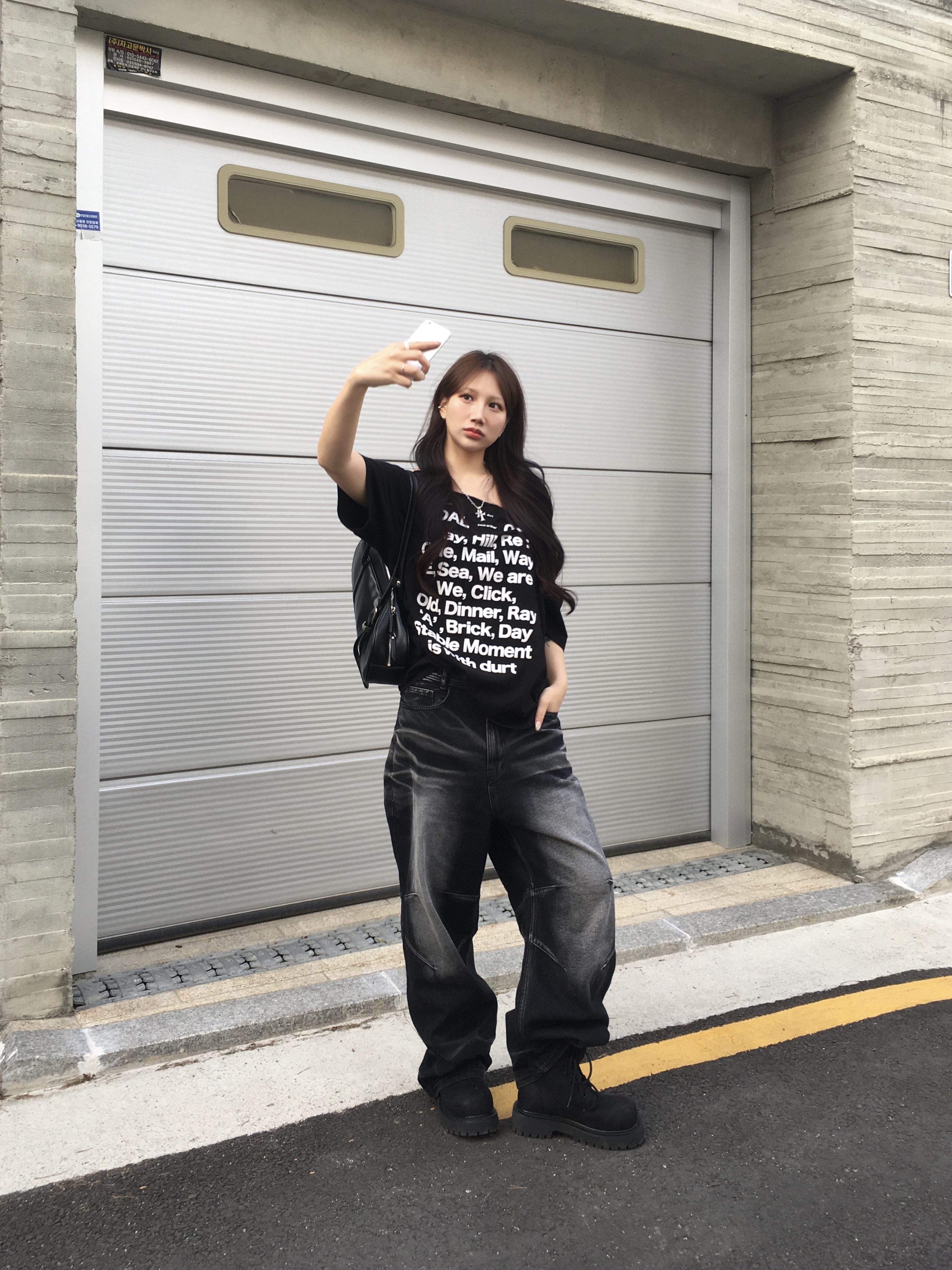 BLR Embossed Wave Washing Wide Denim Pants Black 착용 스타일 - 8