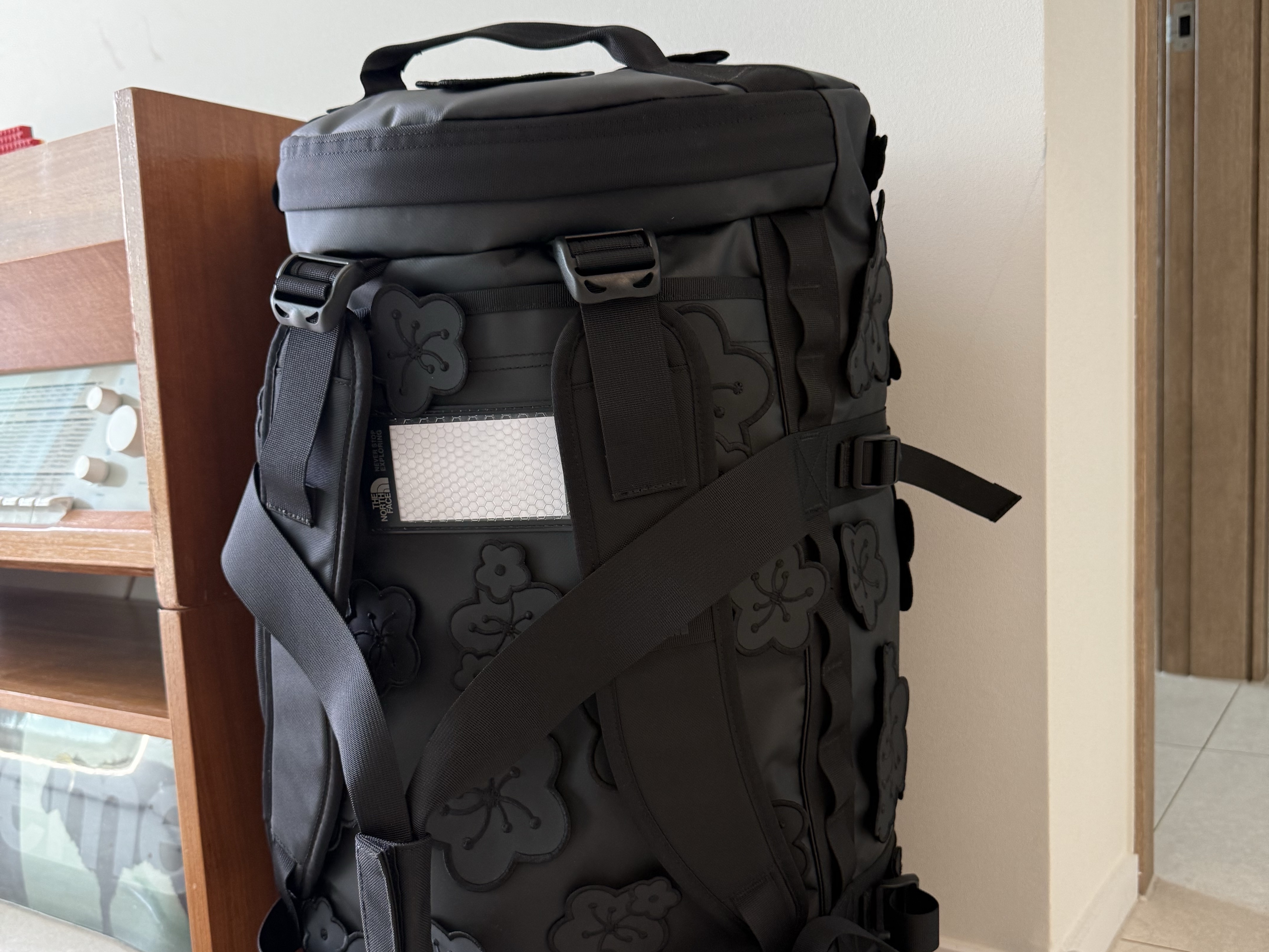 The North Face x Cecilie Bahnsen Base Camp Duffle M Black 착용 스타일 - 6