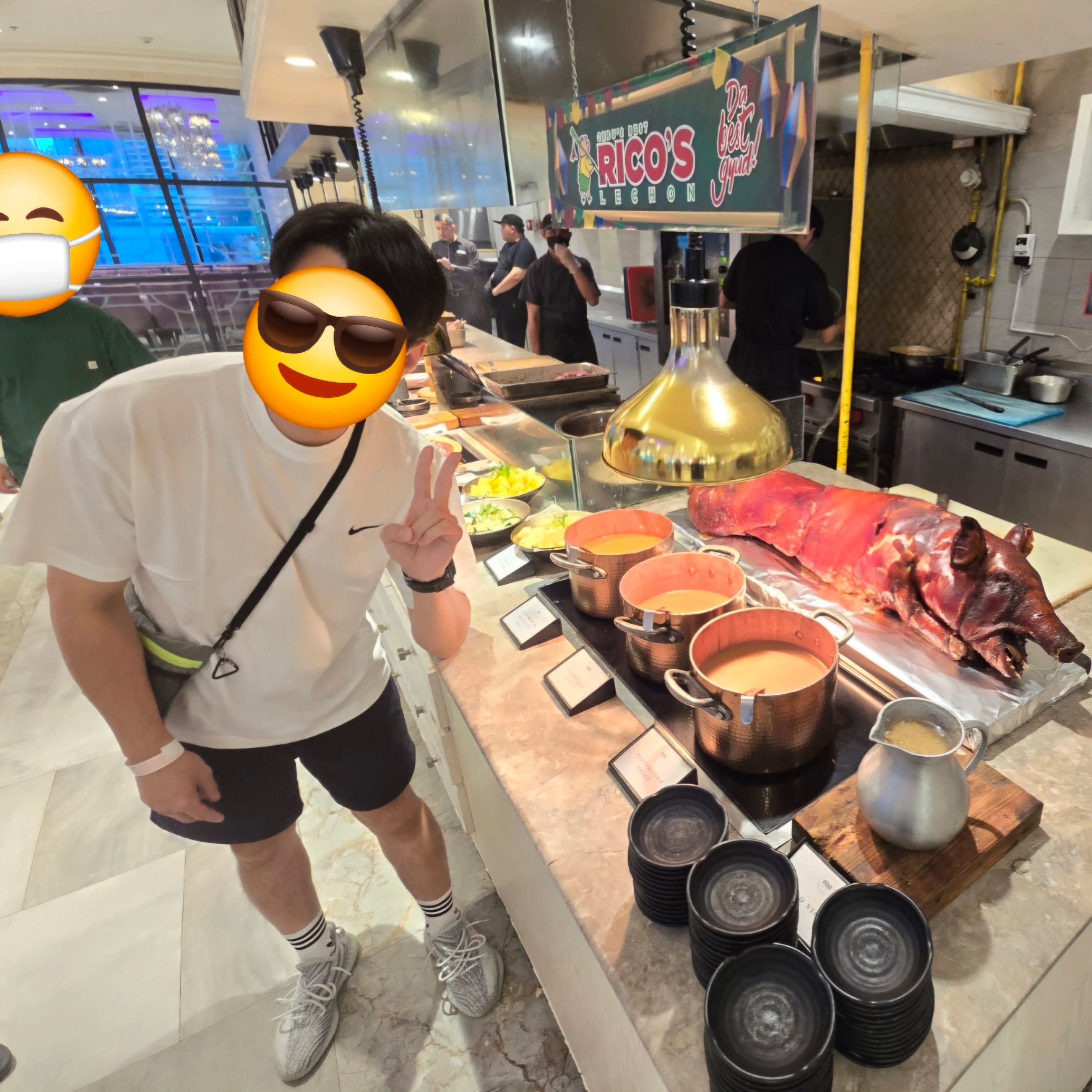Adidas Yeezy Boost 350 V2 Blue Tint 2017, Nike x Stussy T-Shirt White (DV1774-100) 착용 스타일 - 1