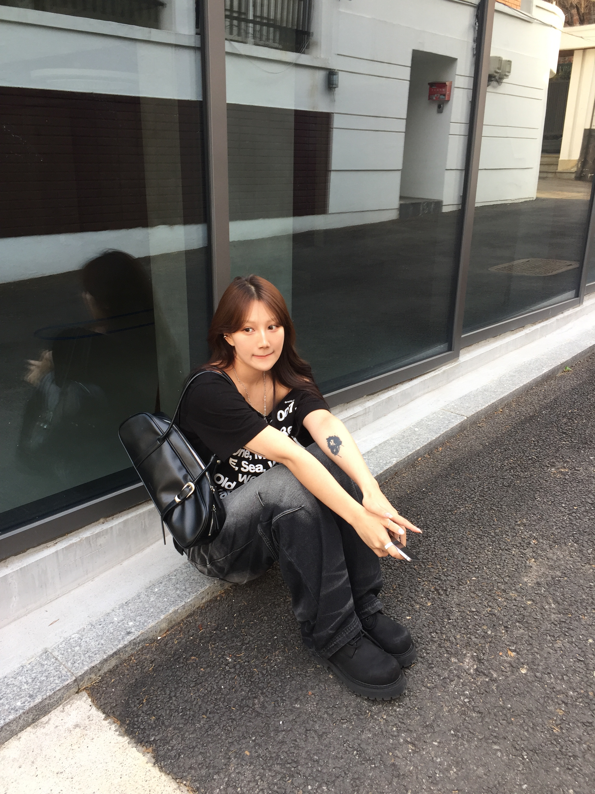 BLR Embossed Wave Washing Wide Denim Pants Black 착용 스타일 - 6