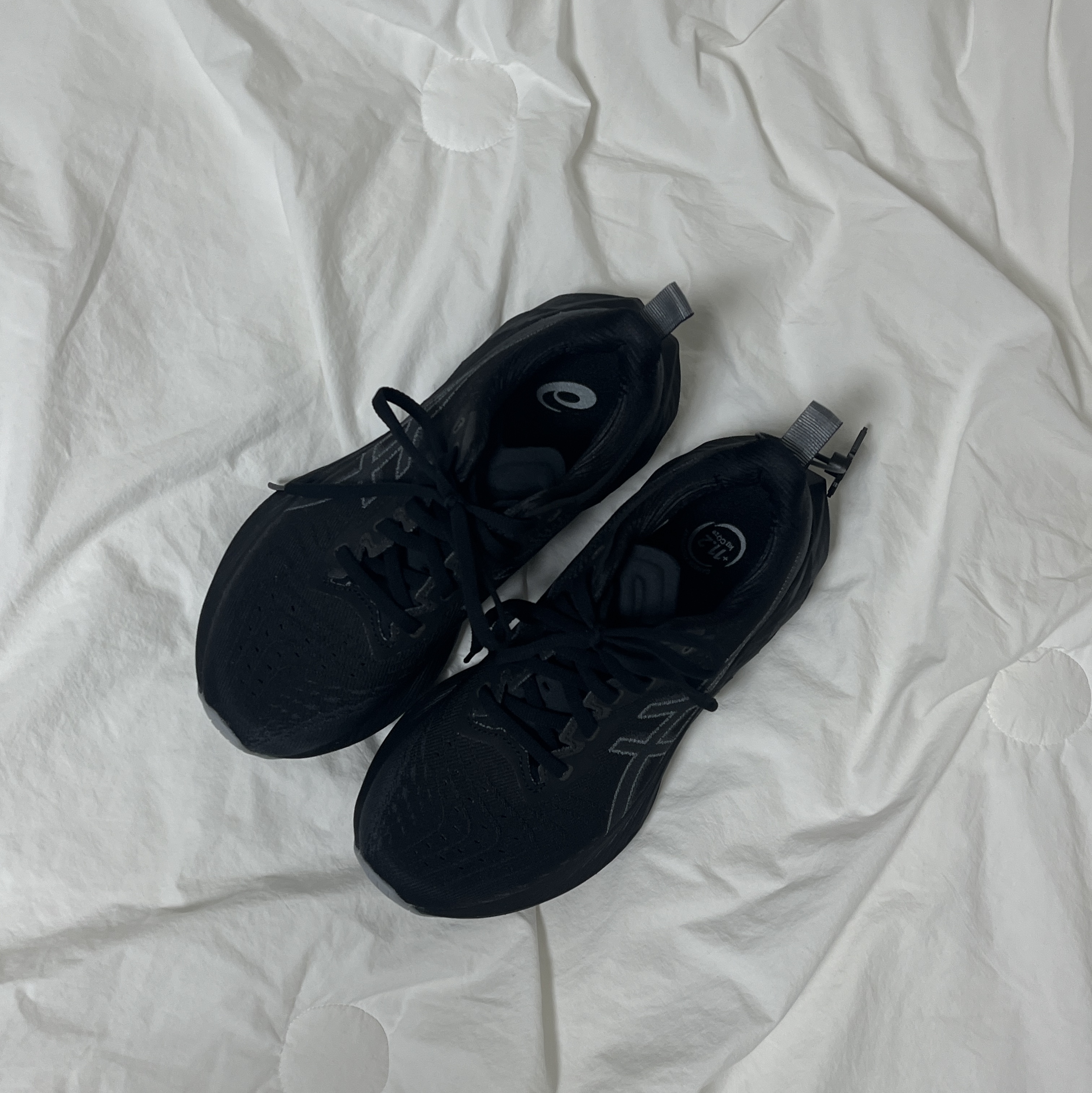 (W) Asics Novablast 4 Black Graphite Grey 착용 스타일