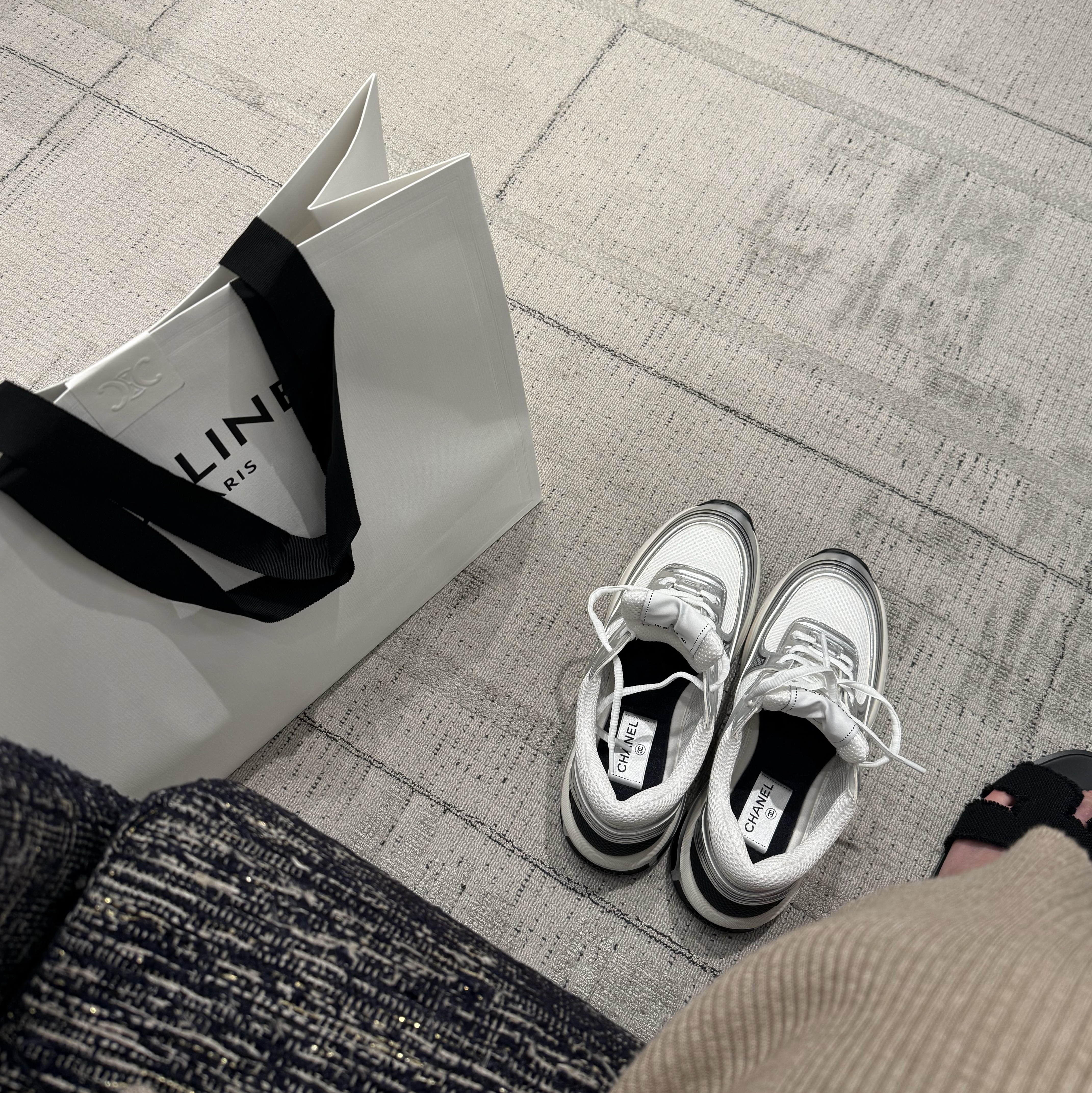 (W) Chanel Sneakers Fabric Laminated & White Silver 착용 스타일 - 1