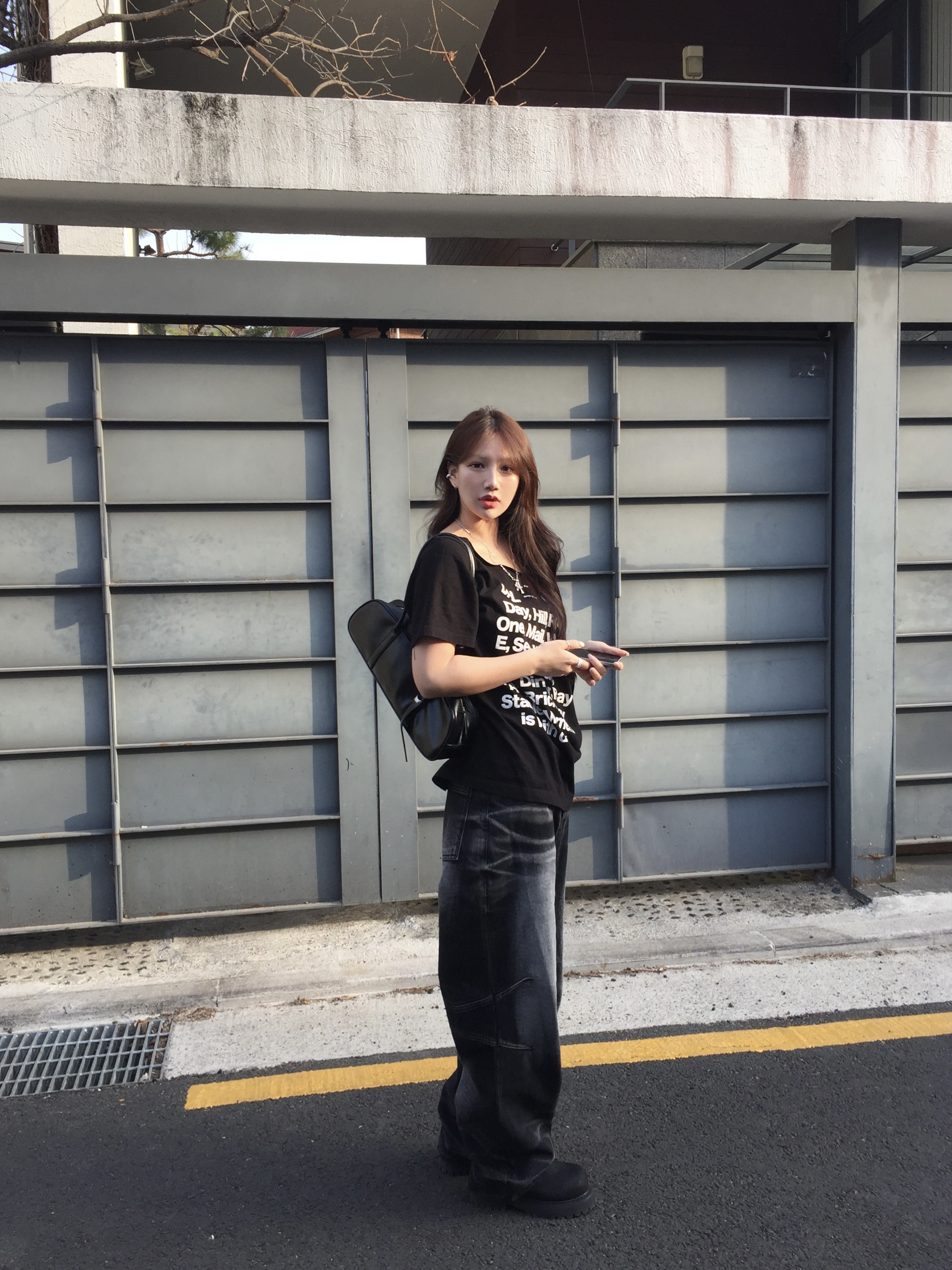 BLR Embossed Wave Washing Wide Denim Pants Black 착용 스타일 - 1