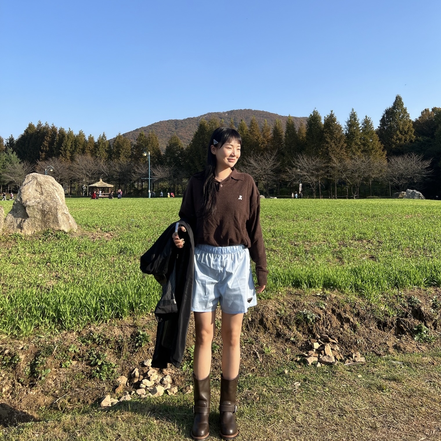 (W) Prada Re-Nylon Shorts Celeste, (W) Prada Metal Hair Clips Black 착용 스타일