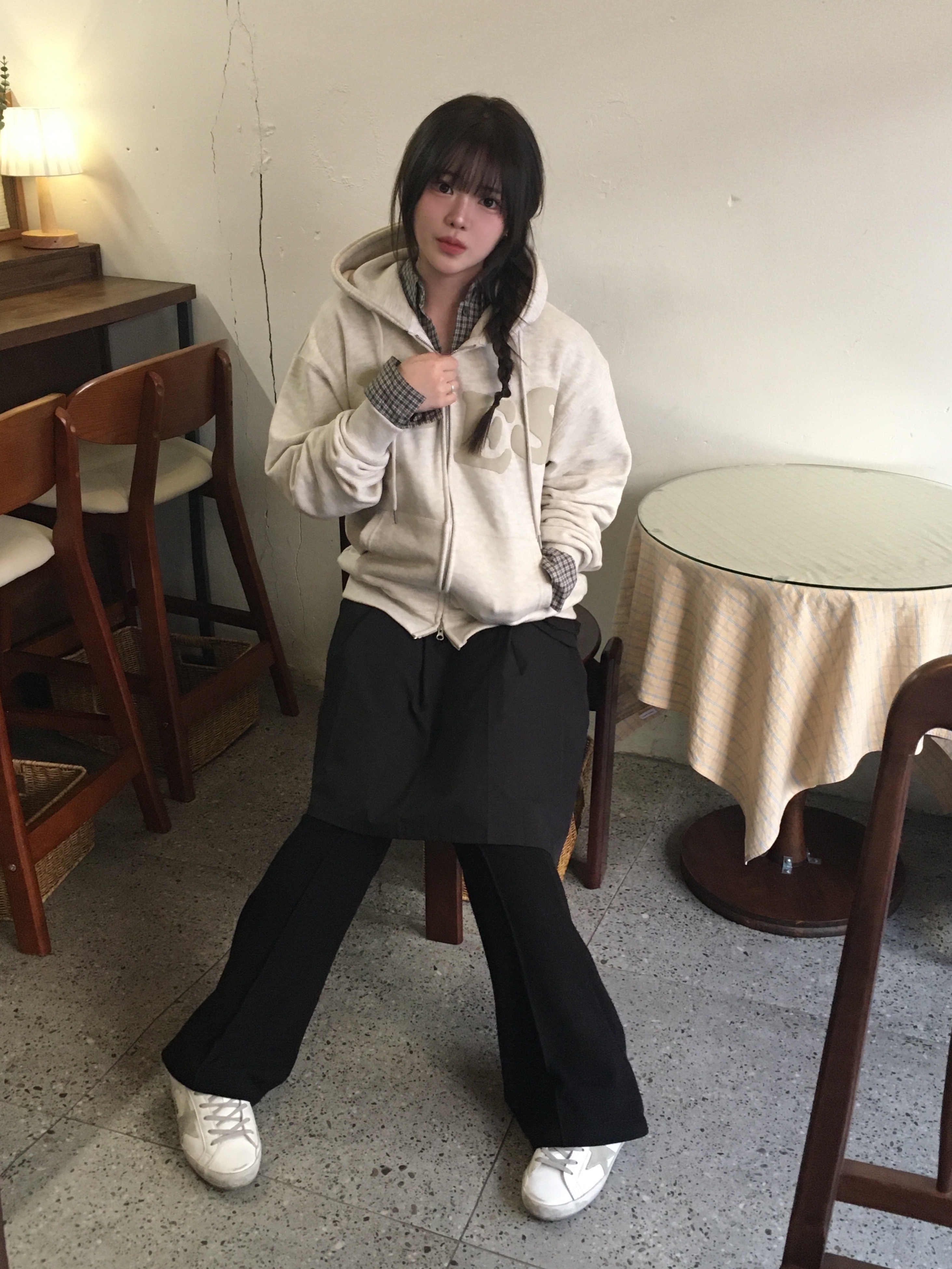 (W) Golden Goose Superstar White Silver Heel Tab Sneakers, Matin Kim Nylon Boston Bag Khaki 착용 스타일 - 4