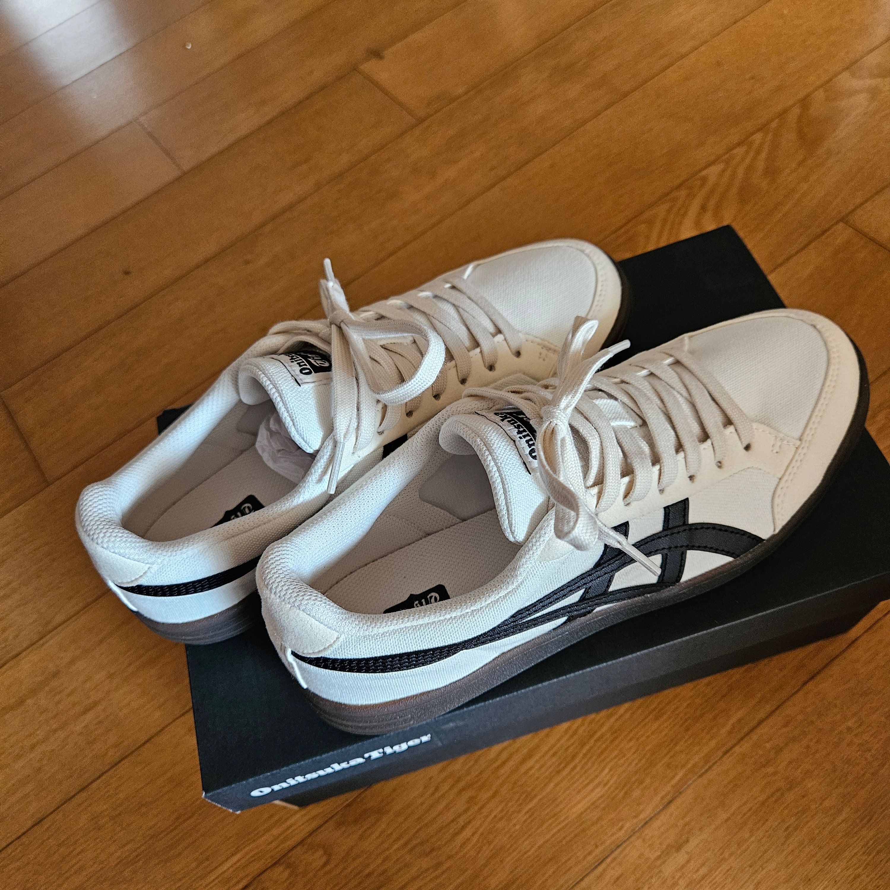 Onitsuka Tiger Advanti Cream White Black 착용 스타일