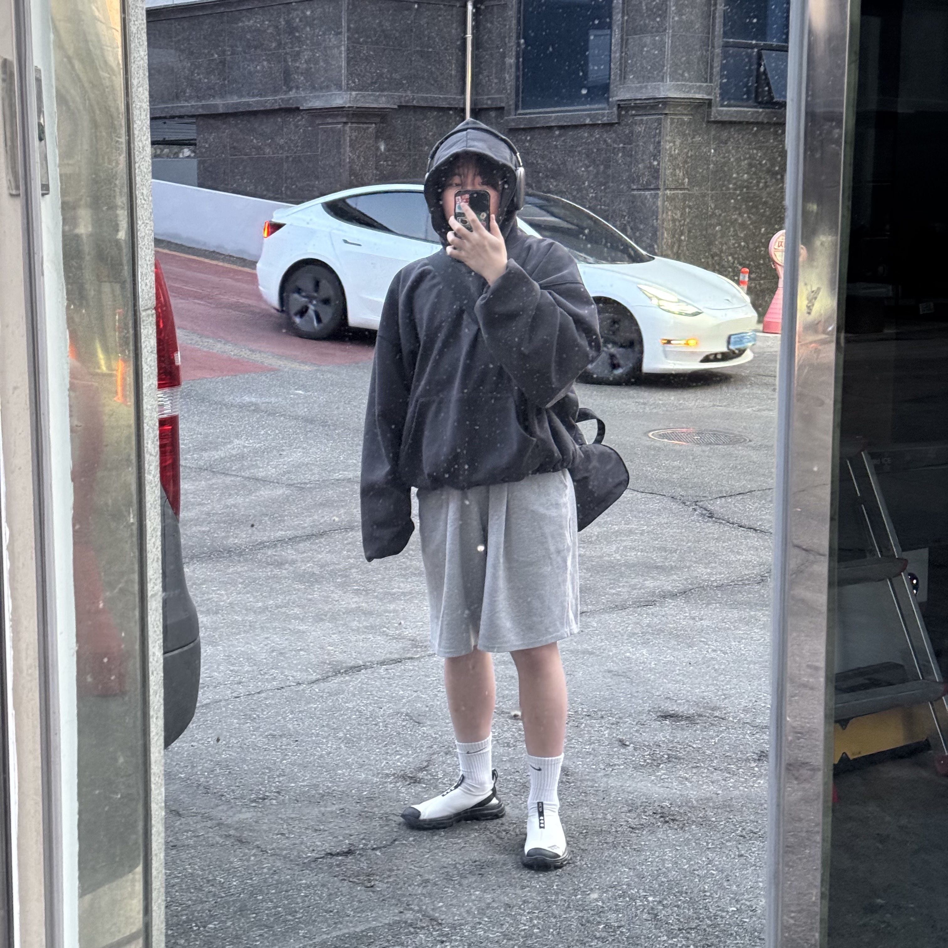 Yeezy Gap Engineered By Balenciaga Logo Hoodie Dark Grey, Apple AirPods Max Lightning Space Gray (Korean Ver.) 착용 스타일 - 1