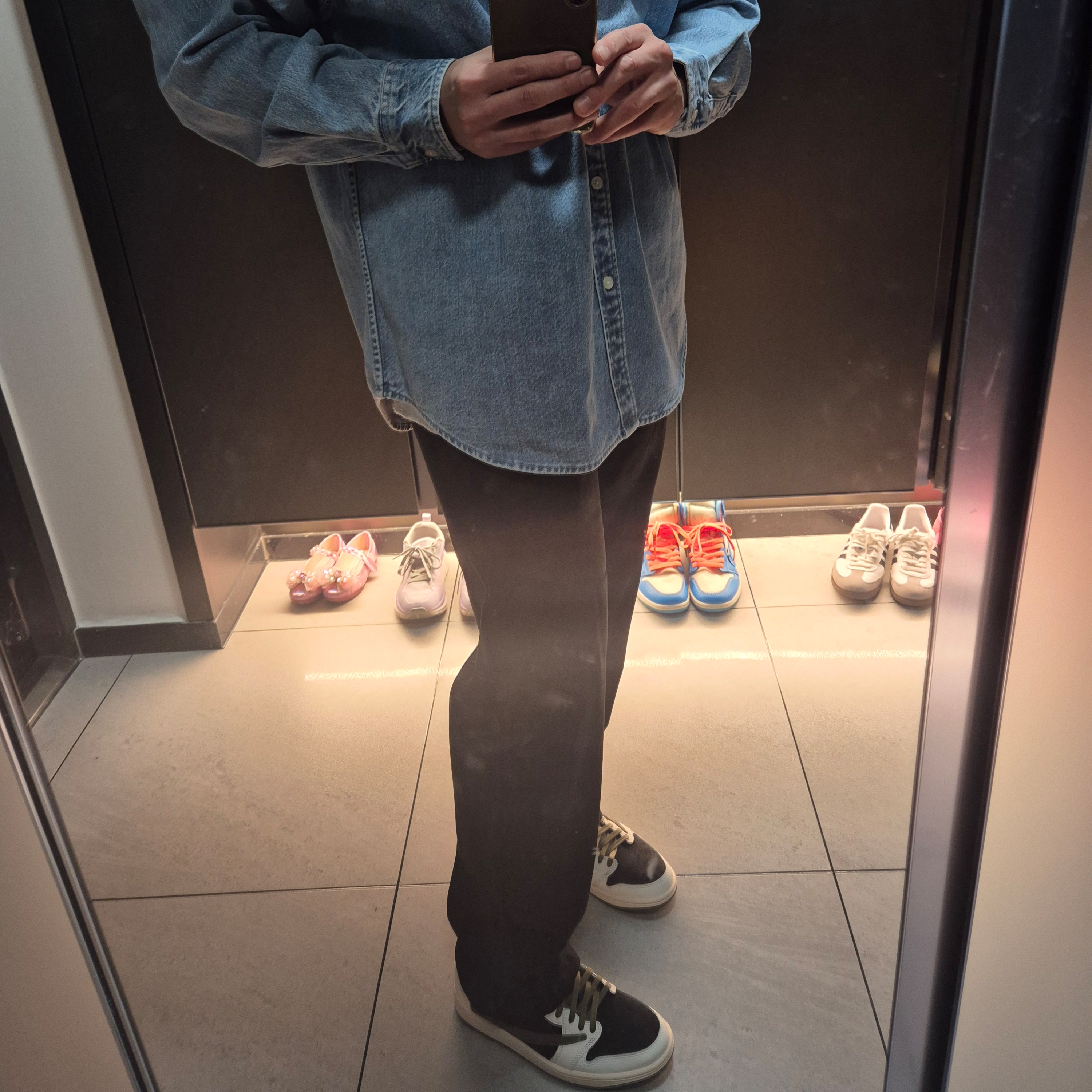 (W) Jordan 1 x Travis Scott Retro Low OG SP Medium Olive 착용 스타일 - 5
