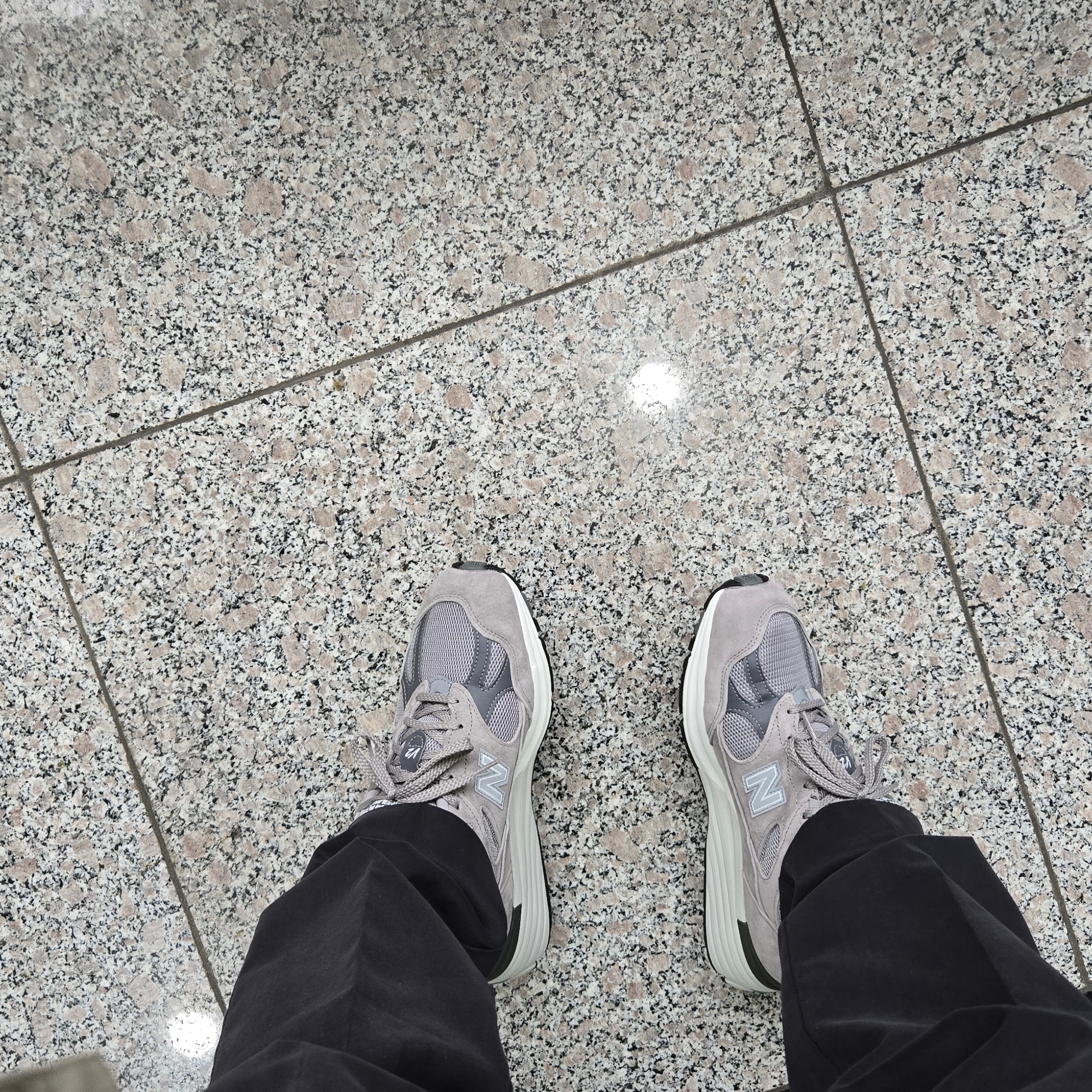 New Balance 991v2 Made in UK Rock Ridge Alloy Silver 착용 스타일