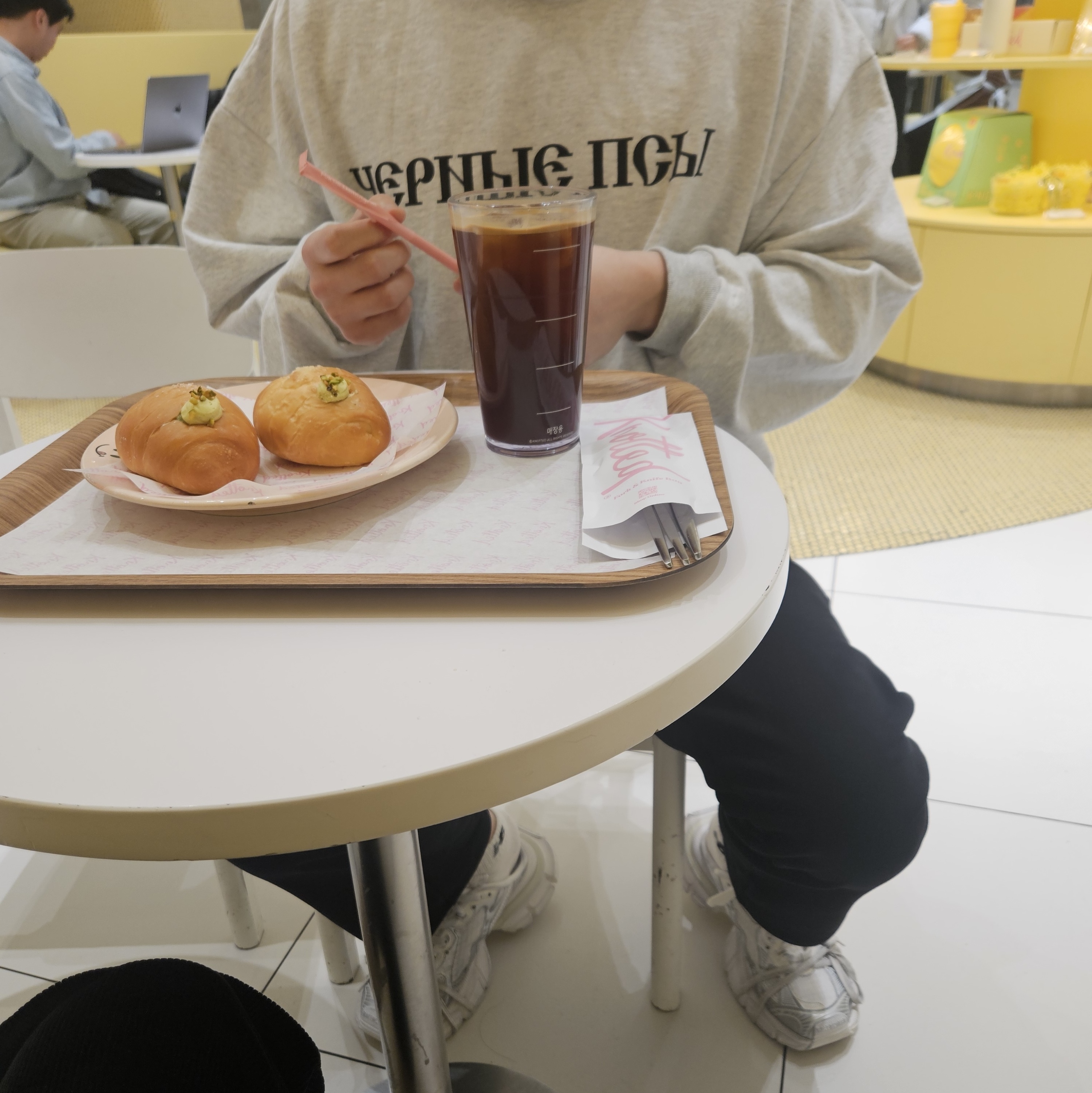 Yeezy x Gosha Rubchinskiy YZY Black Dogs Hoodie Heather Grey, Balenciaga 3XL Mule White 착용 스타일 - 2