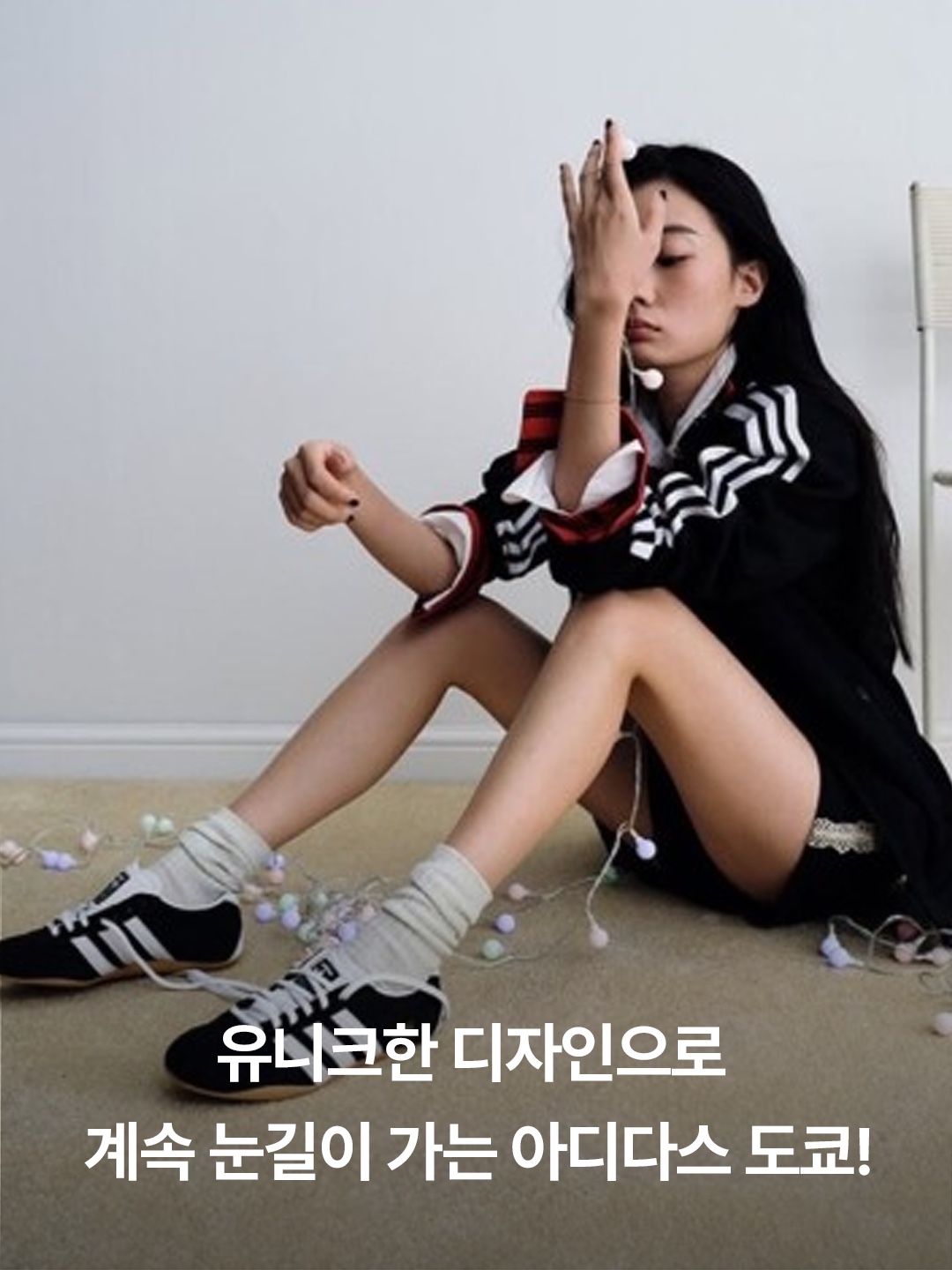 (W) 아디다스 도쿄 코어 블랙 클라우드 화이트, (W) 아디다스 도쿄 블루 버드 클라우드 화이트 착용 스타일 - 2
