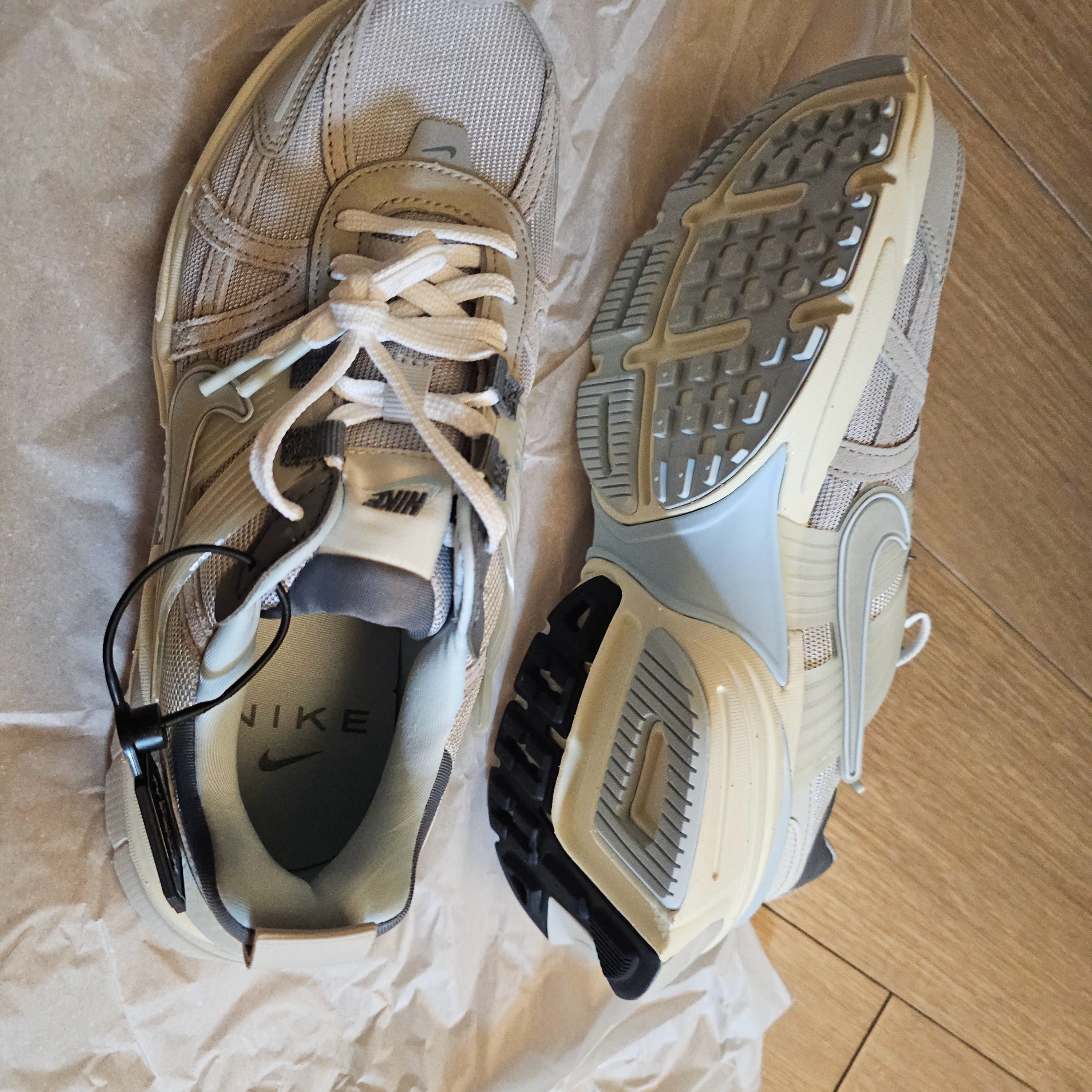 Nike V2K Run Light Bone Metallic Platinum 착용 스타일