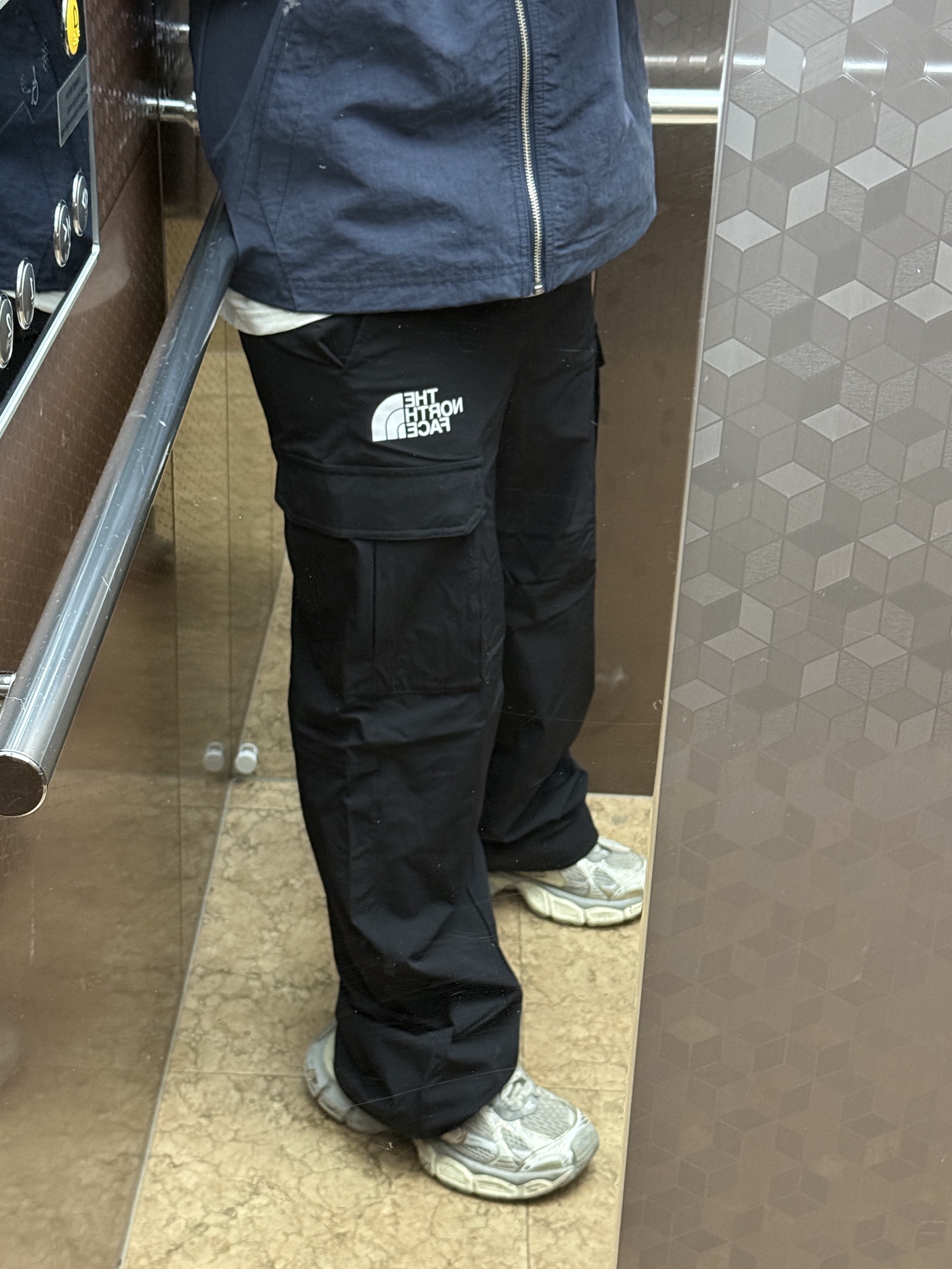 The North Face PO Teamkorea Ice Run Cargo Pants/R Black, (W) Balenciaga 3XL Sneakers Light Beige 착용 스타일